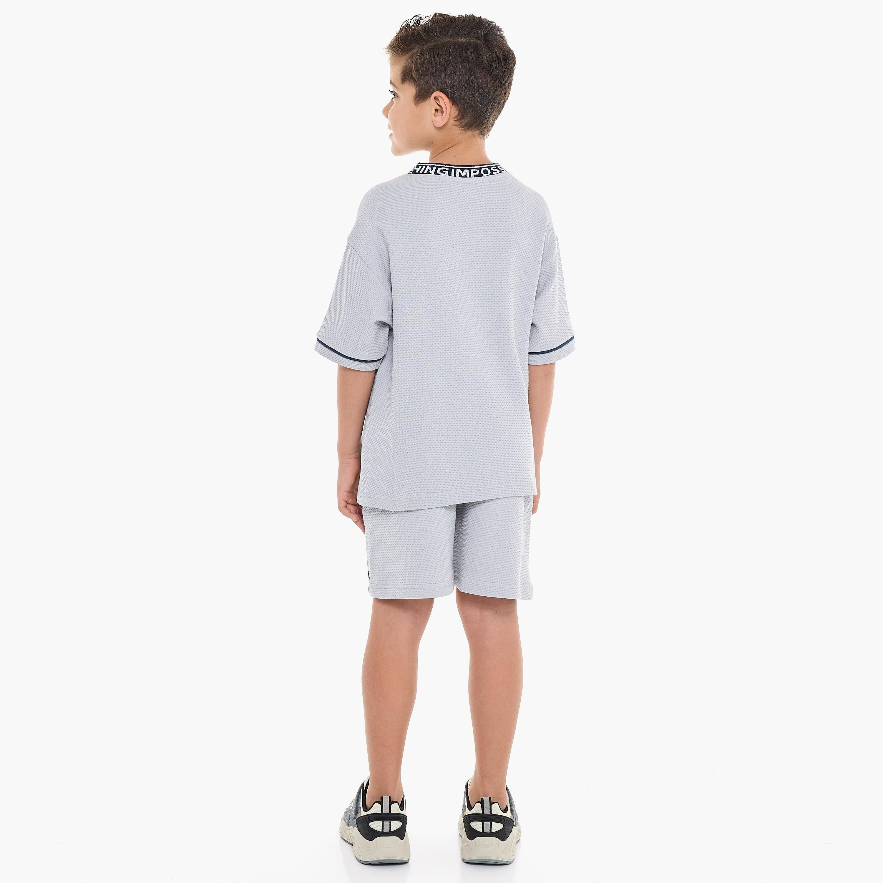 تي شيرت بأكمام قصيرة ومزخرف مع شورت من قطعتين من فيكتور اند جين-boys-clothing-setsandcoords-image-2
