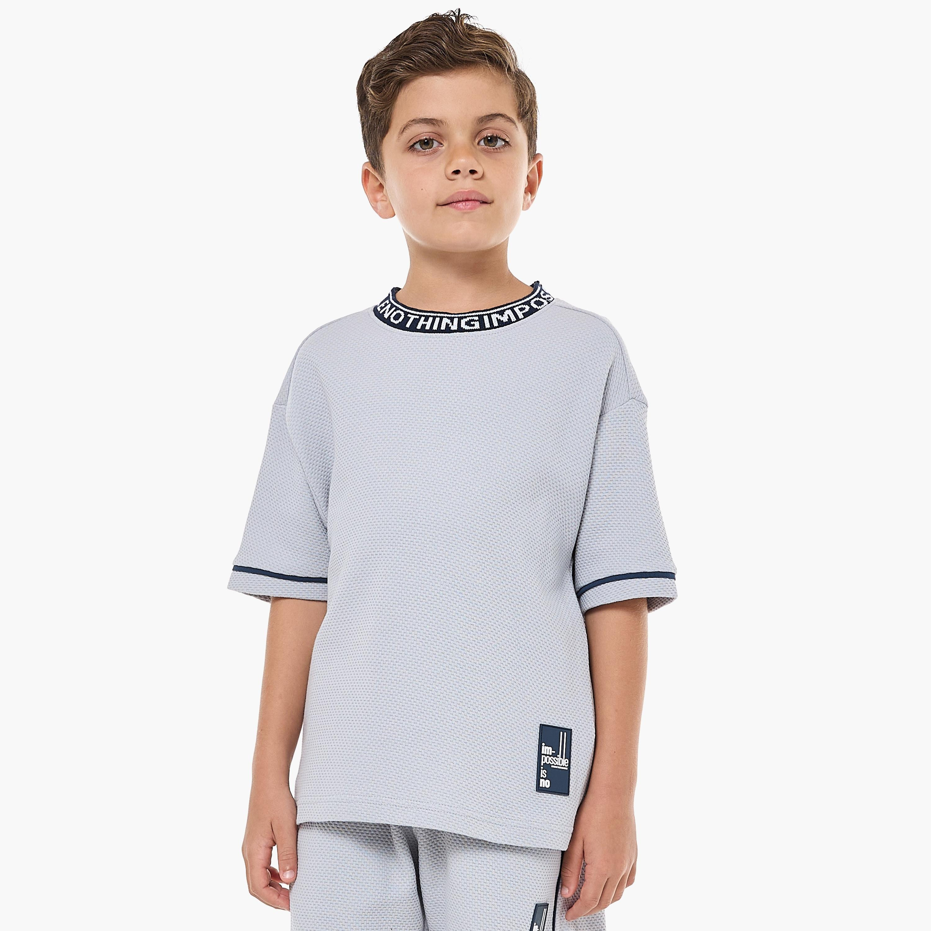 تي شيرت بأكمام قصيرة ومزخرف مع شورت من قطعتين من فيكتور اند جين-boys-clothing-setsandcoords-image-3