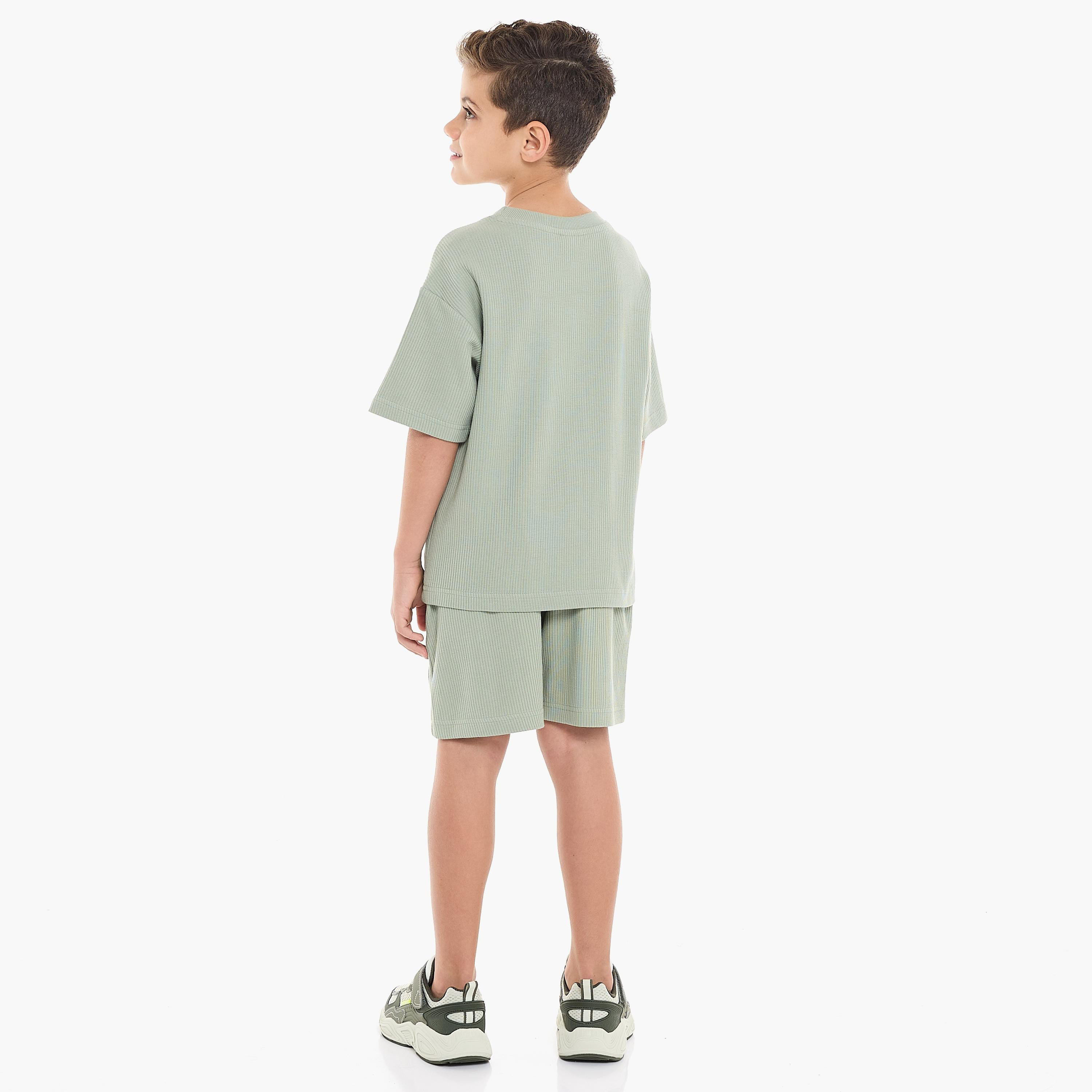 تي شيرت بأكمام قصيرة ومزخرف مع شورت من قطعتين من فيكتور اند جين-boys-clothing-setsandcoords-image-2