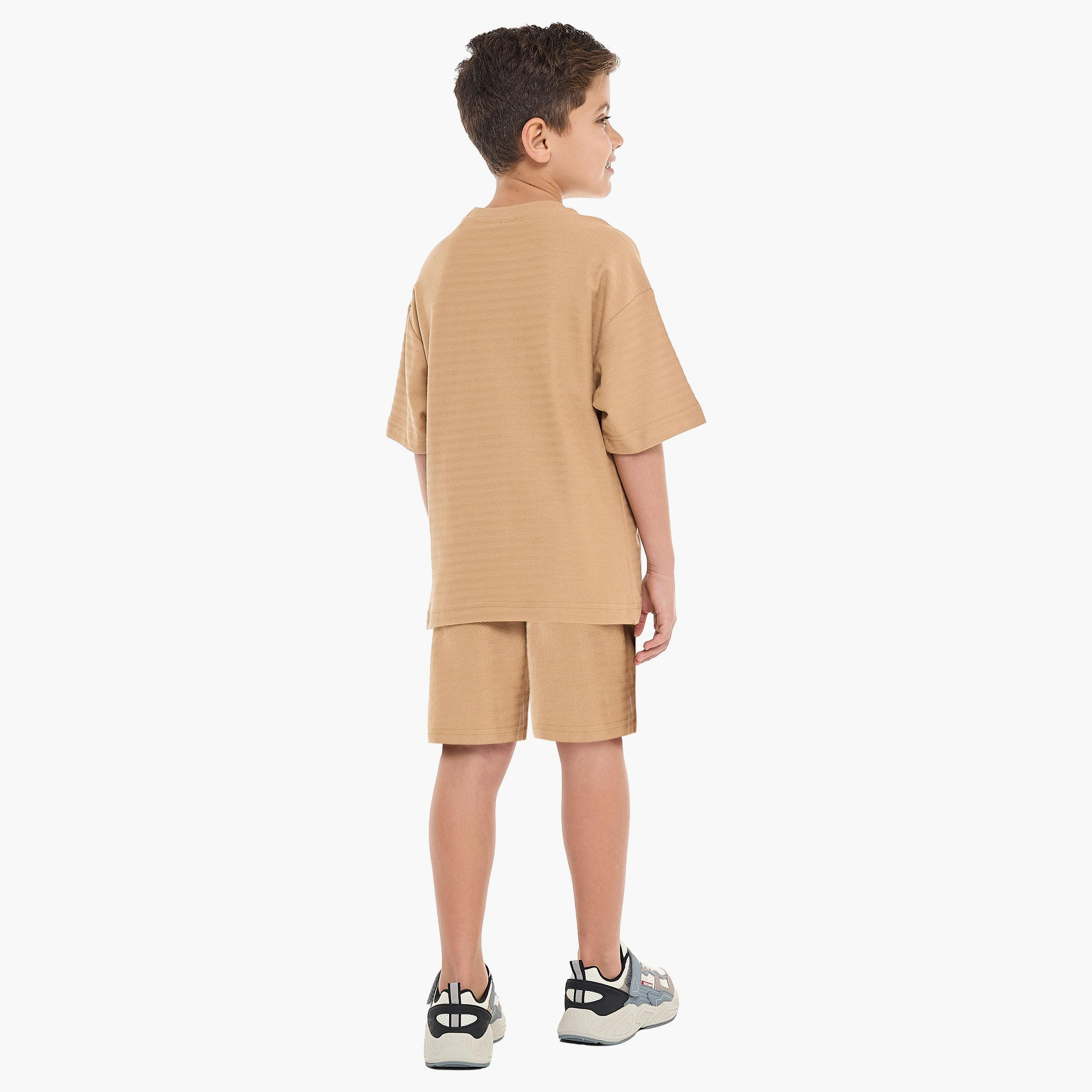 تي شيرت مطرز بأكمام قصيرة مع شورت من قطعتين من فيكتور اند جين-boys-clothing-setsandcoords-image-2