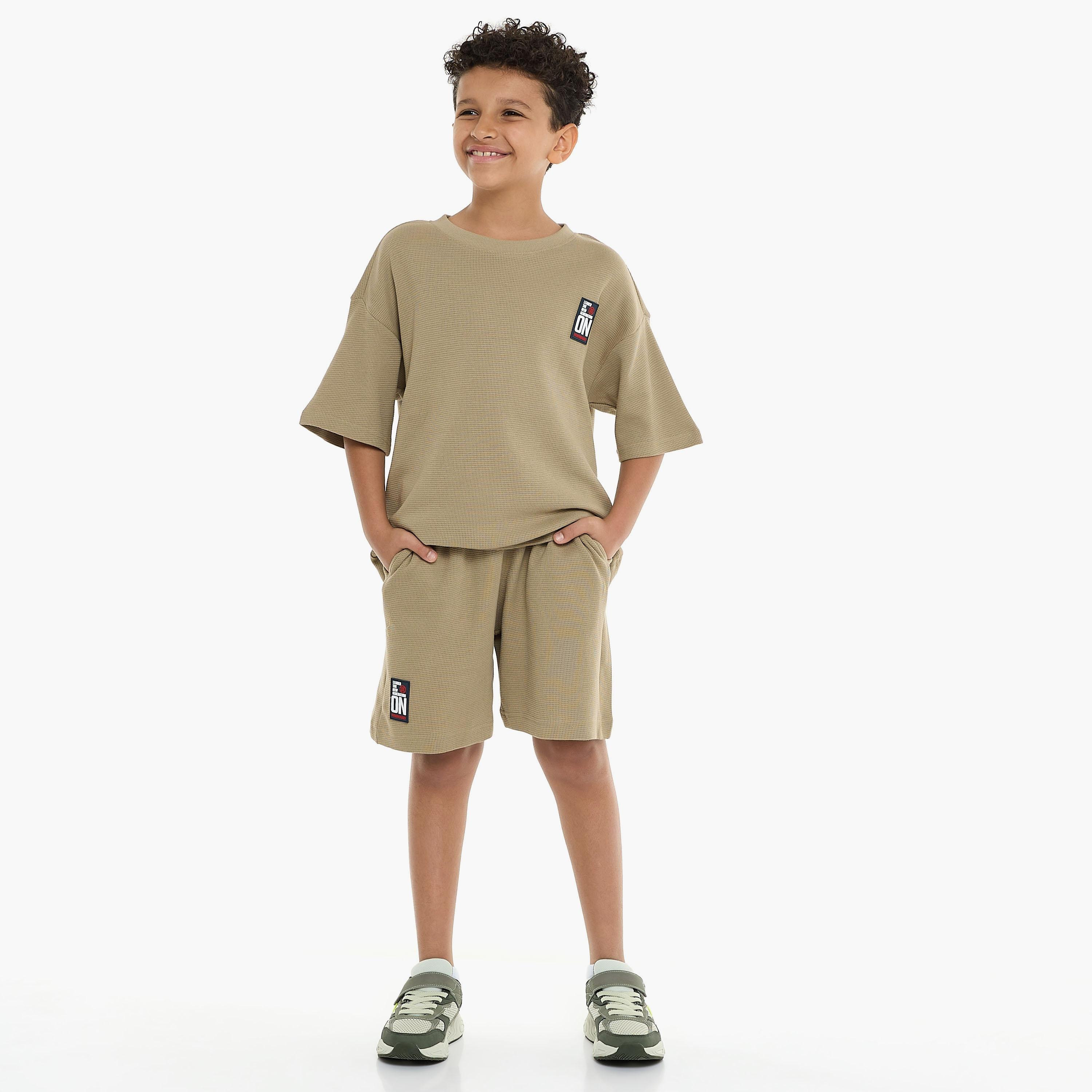 تي شيرت بأكمام قصيرة ومزخرف مع شورت من قطعتين من فيكتور اند جين-boys-clothing-setsandcoords-image-1