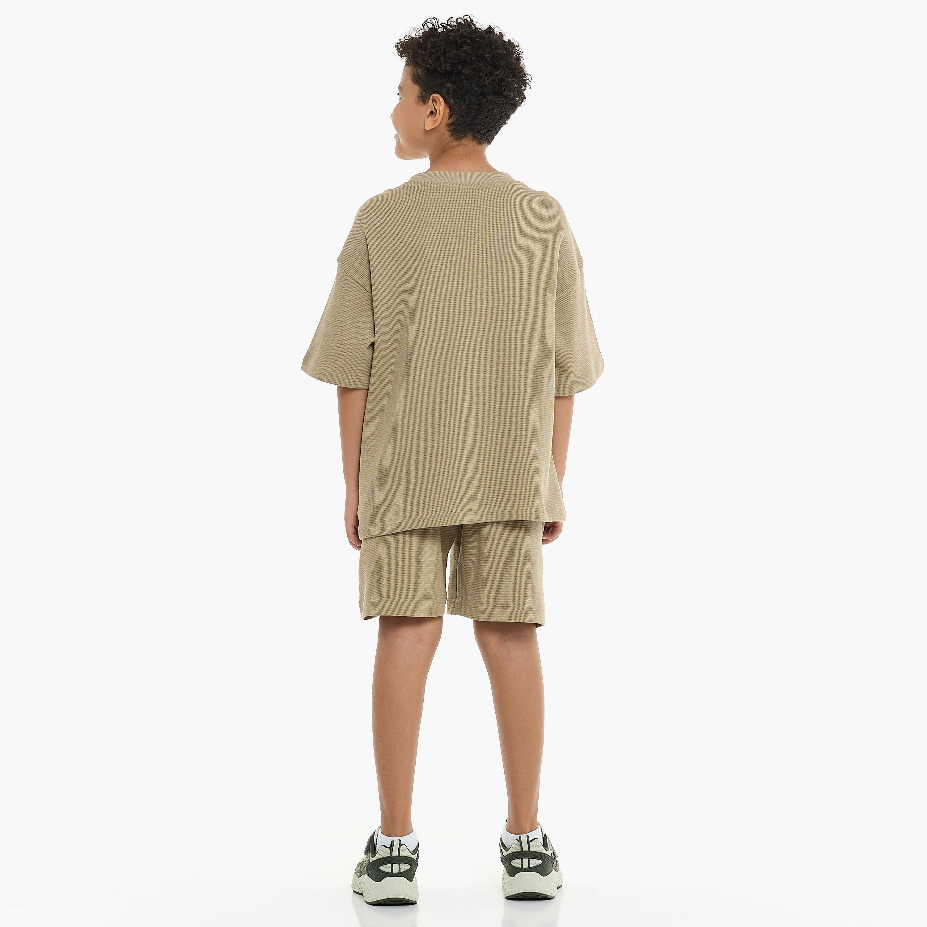 تي شيرت بأكمام قصيرة ومزخرف مع شورت من قطعتين من فيكتور اند جين-boys-clothing-setsandcoords-image-2