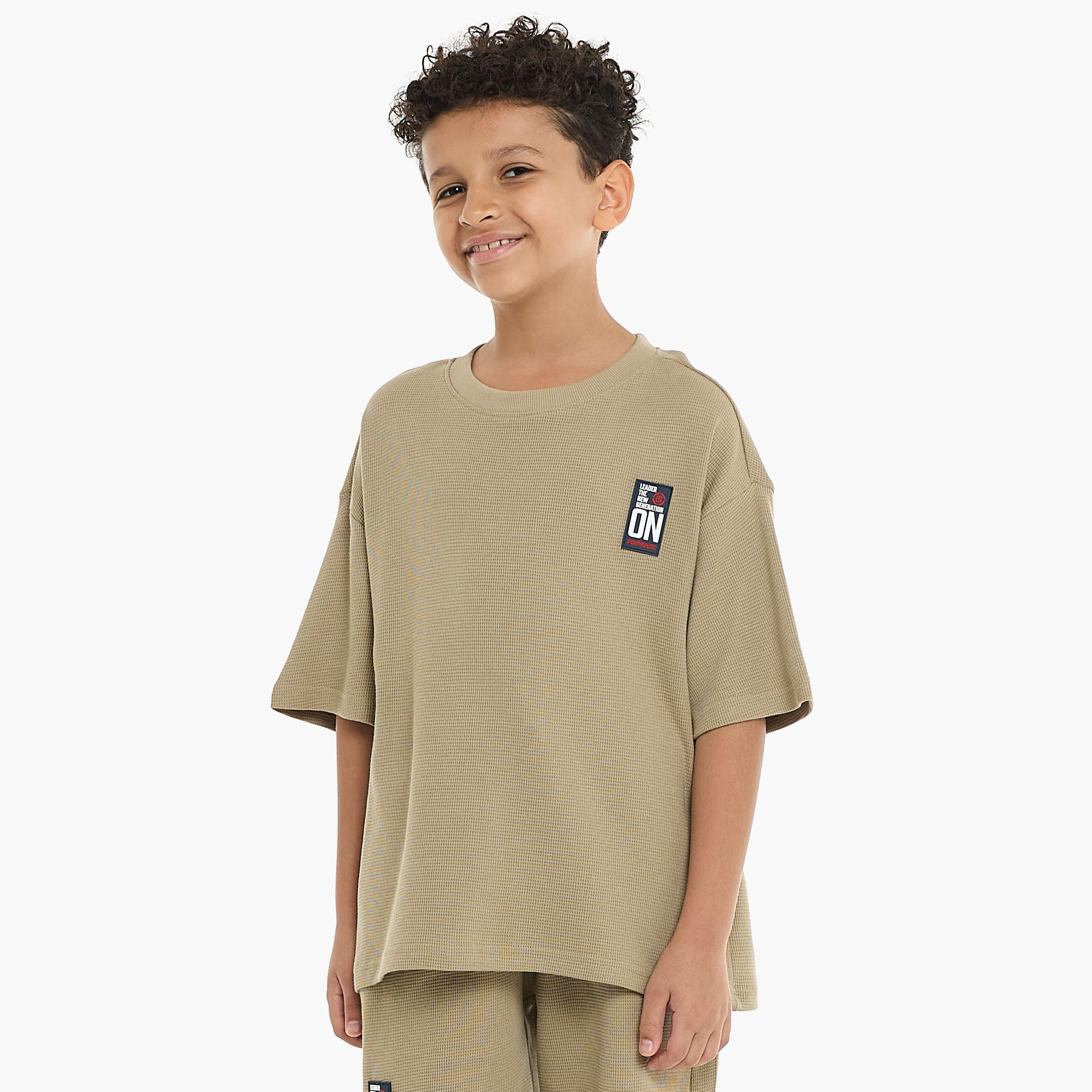 تي شيرت بأكمام قصيرة ومزخرف مع شورت من قطعتين من فيكتور اند جين-boys-clothing-setsandcoords-image-3