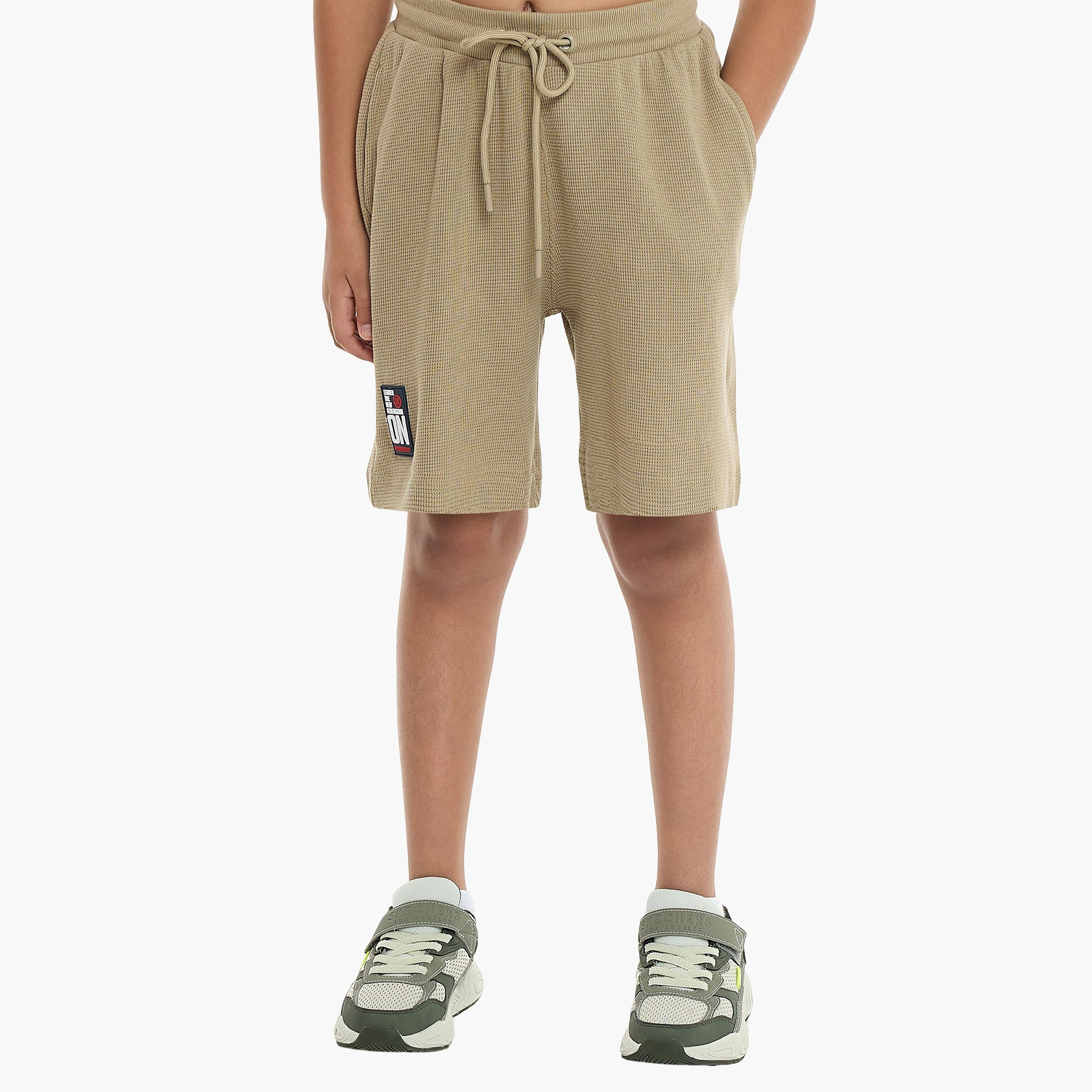 تي شيرت بأكمام قصيرة ومزخرف مع شورت من قطعتين من فيكتور اند جين-boys-clothing-setsandcoords-image-4