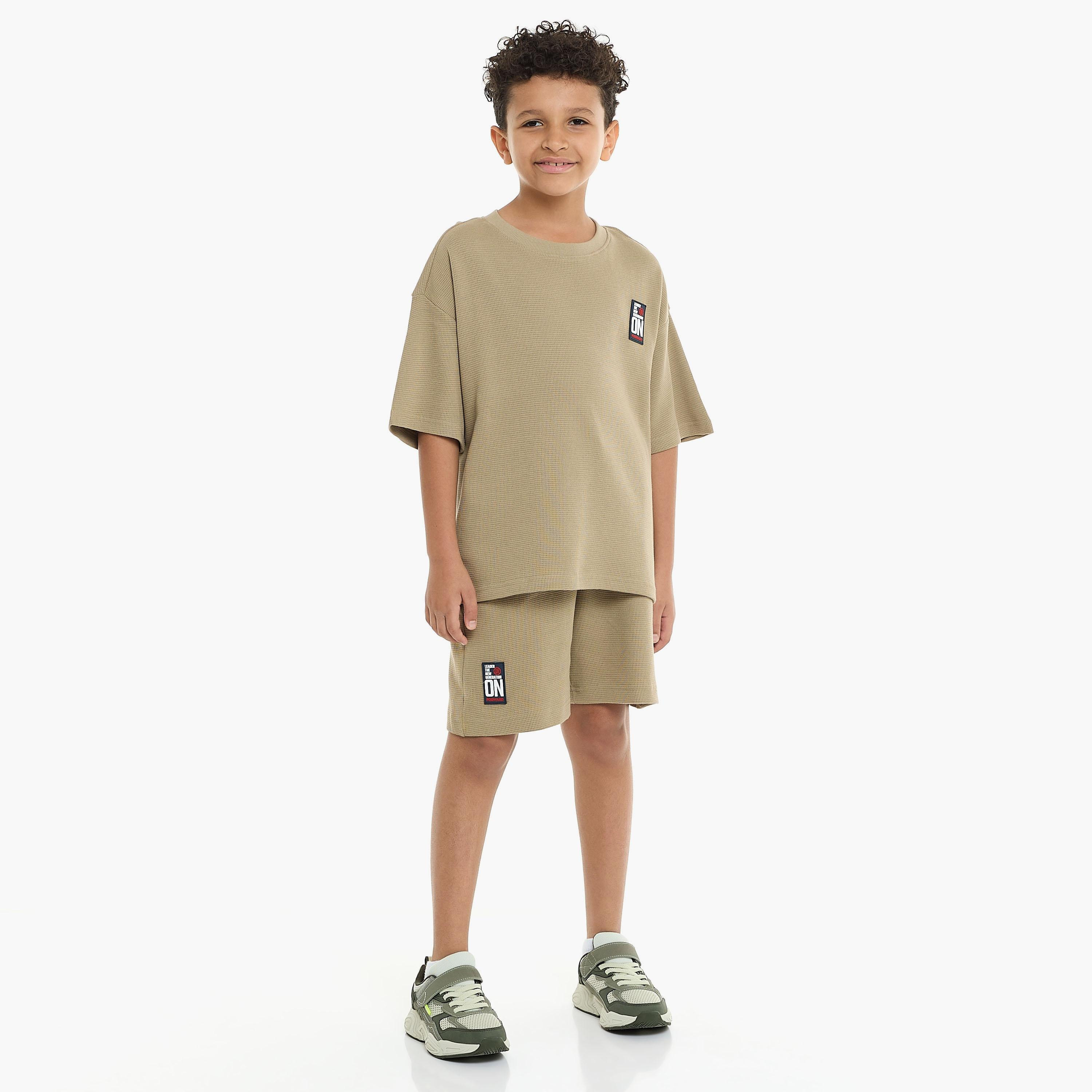 تي شيرت بأكمام قصيرة ومزخرف مع شورت من قطعتين من فيكتور اند جين-boys-clothing-setsandcoords-image-5