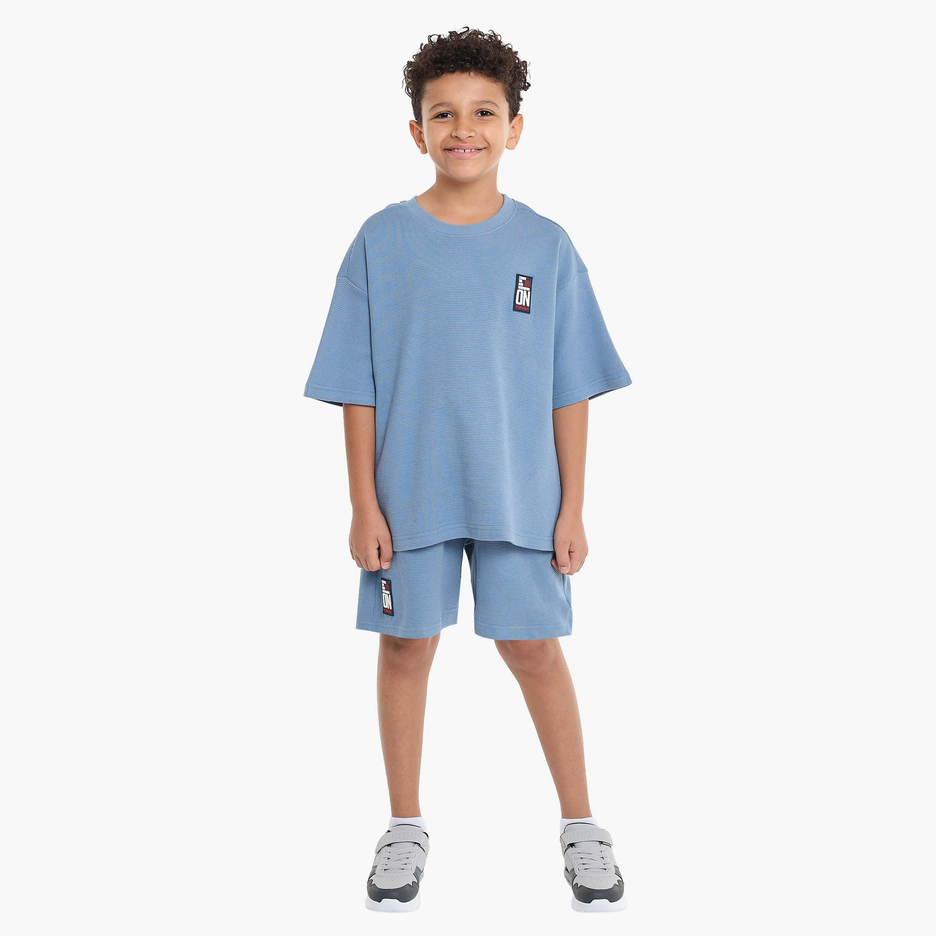 تي شيرت بأكمام قصيرة ومزخرف مع شورت من قطعتين من فيكتور اند جين-boys-clothing-setsandcoords-image-1