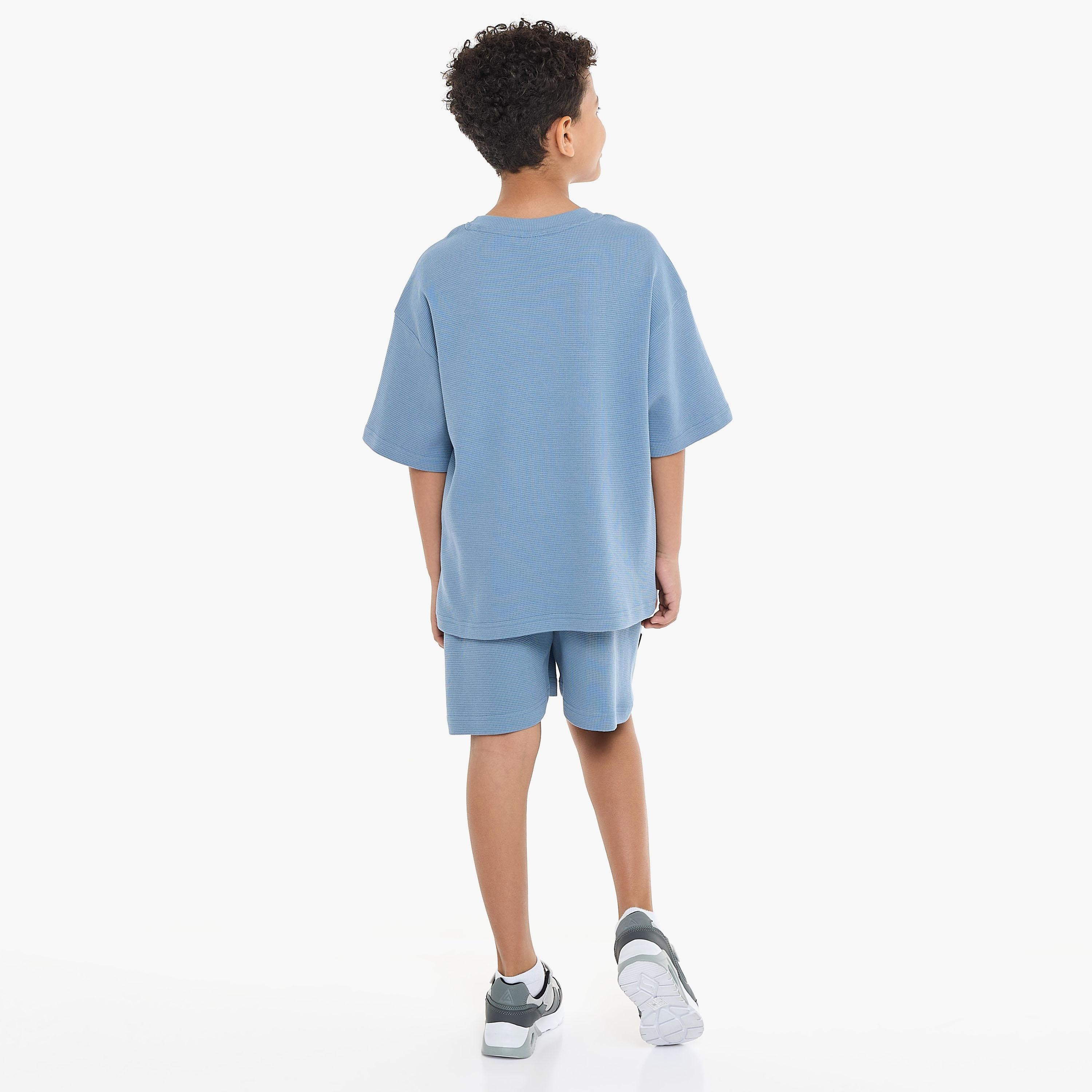 تي شيرت بأكمام قصيرة ومزخرف مع شورت من قطعتين من فيكتور اند جين-boys-clothing-setsandcoords-image-2