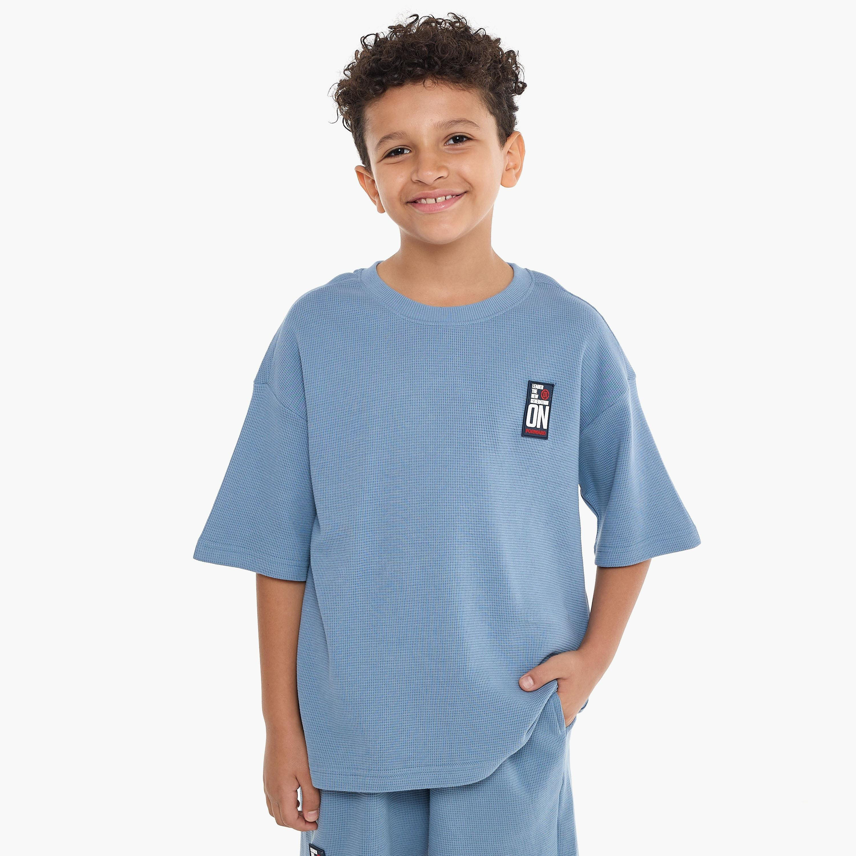 تي شيرت بأكمام قصيرة ومزخرف مع شورت من قطعتين من فيكتور اند جين-boys-clothing-setsandcoords-image-3