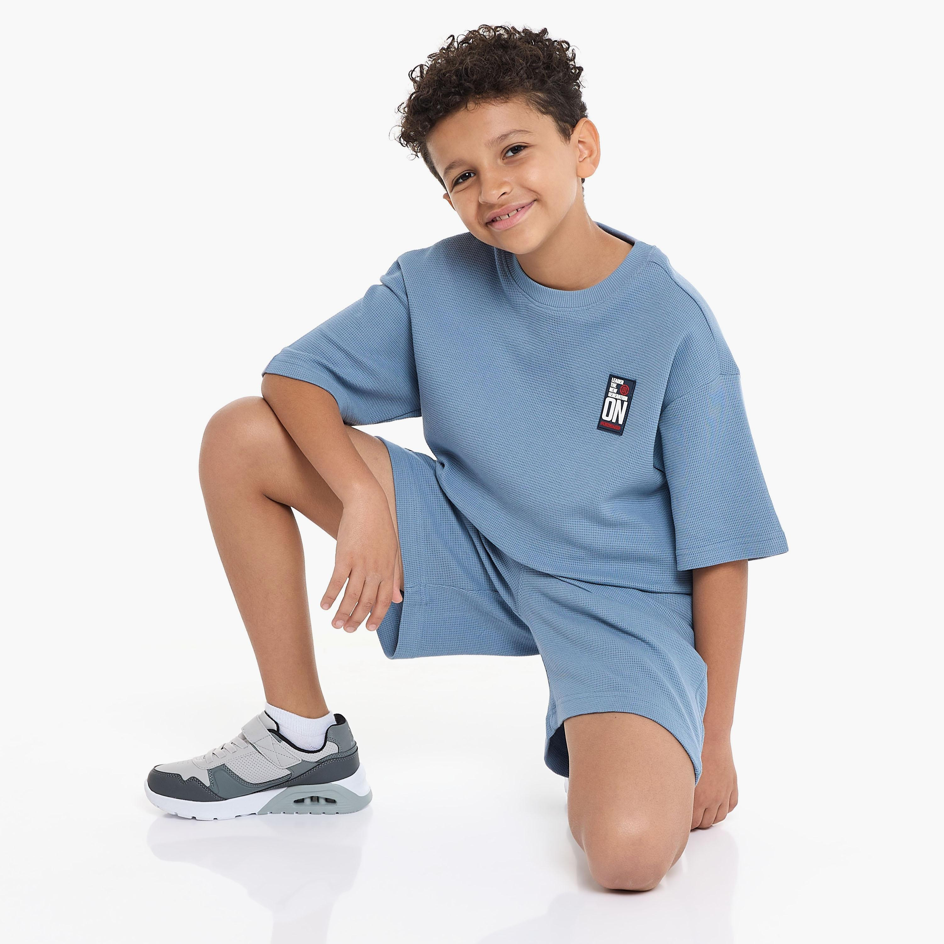 تي شيرت بأكمام قصيرة ومزخرف مع شورت من قطعتين من فيكتور اند جين-boys-clothing-setsandcoords-image-5