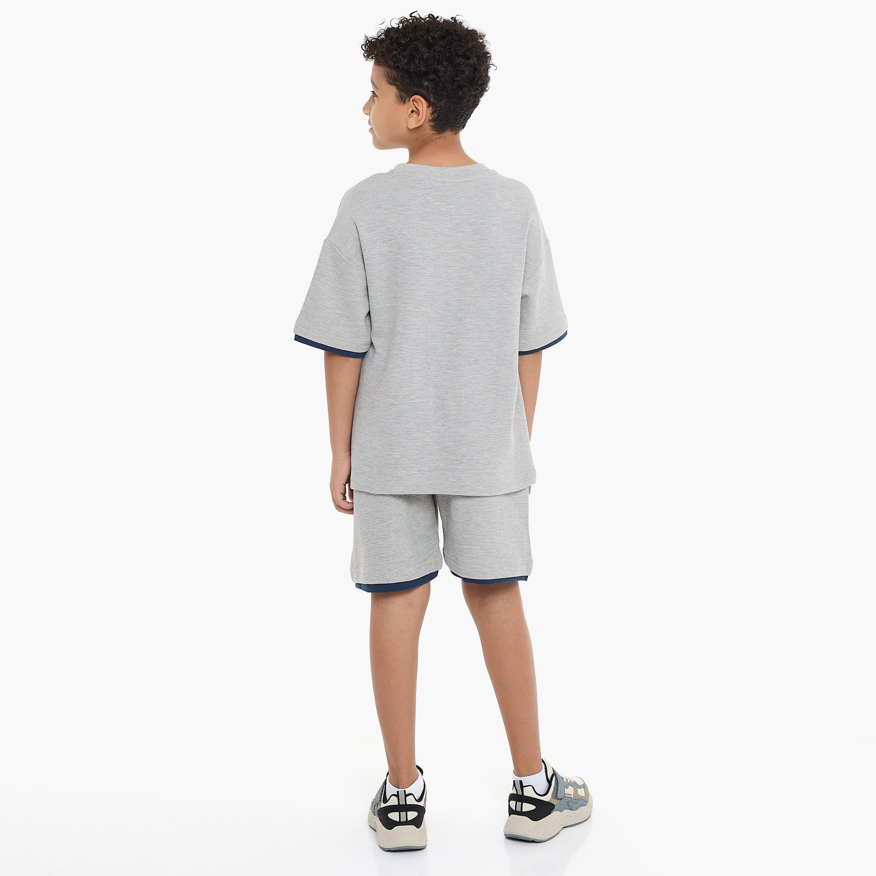 تي شيرت سادة بأكمام قصيرة مع شورت من قطعتين من فيكتور اند جين-boys-clothing-setsandcoords-image-2