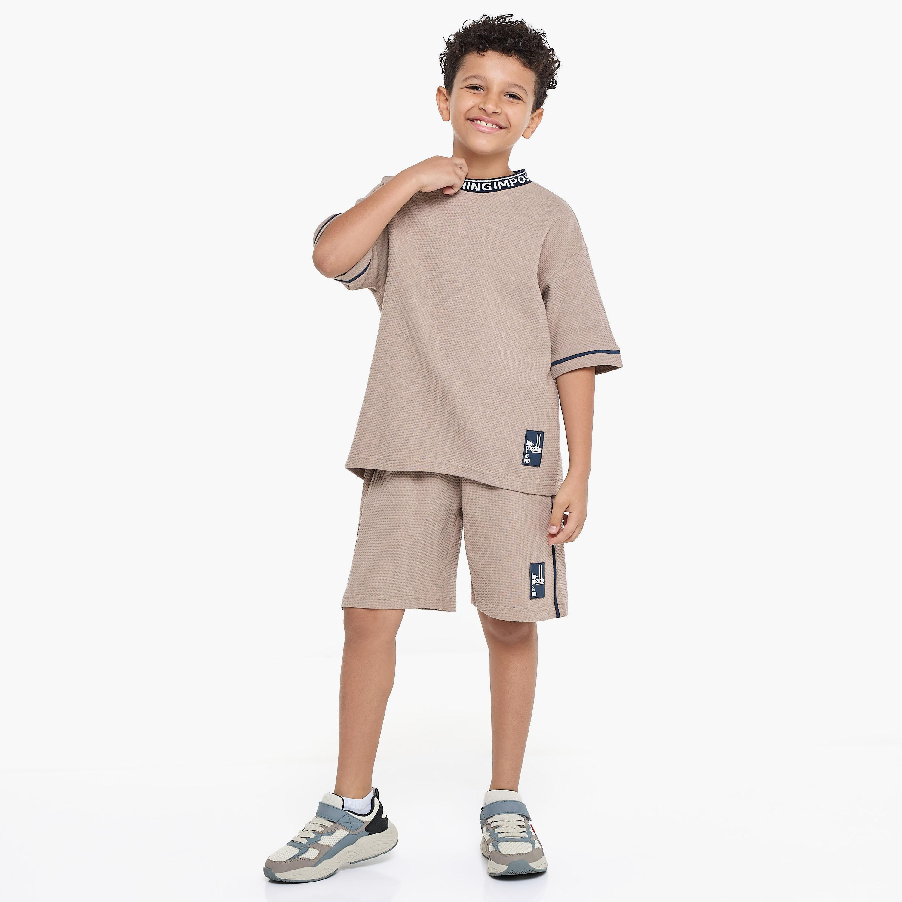 تي شيرت سادة بأكمام قصيرة مع شورت من قطعتين من فيكتور اند جين-boys-clothing-setsandcoords-image-1