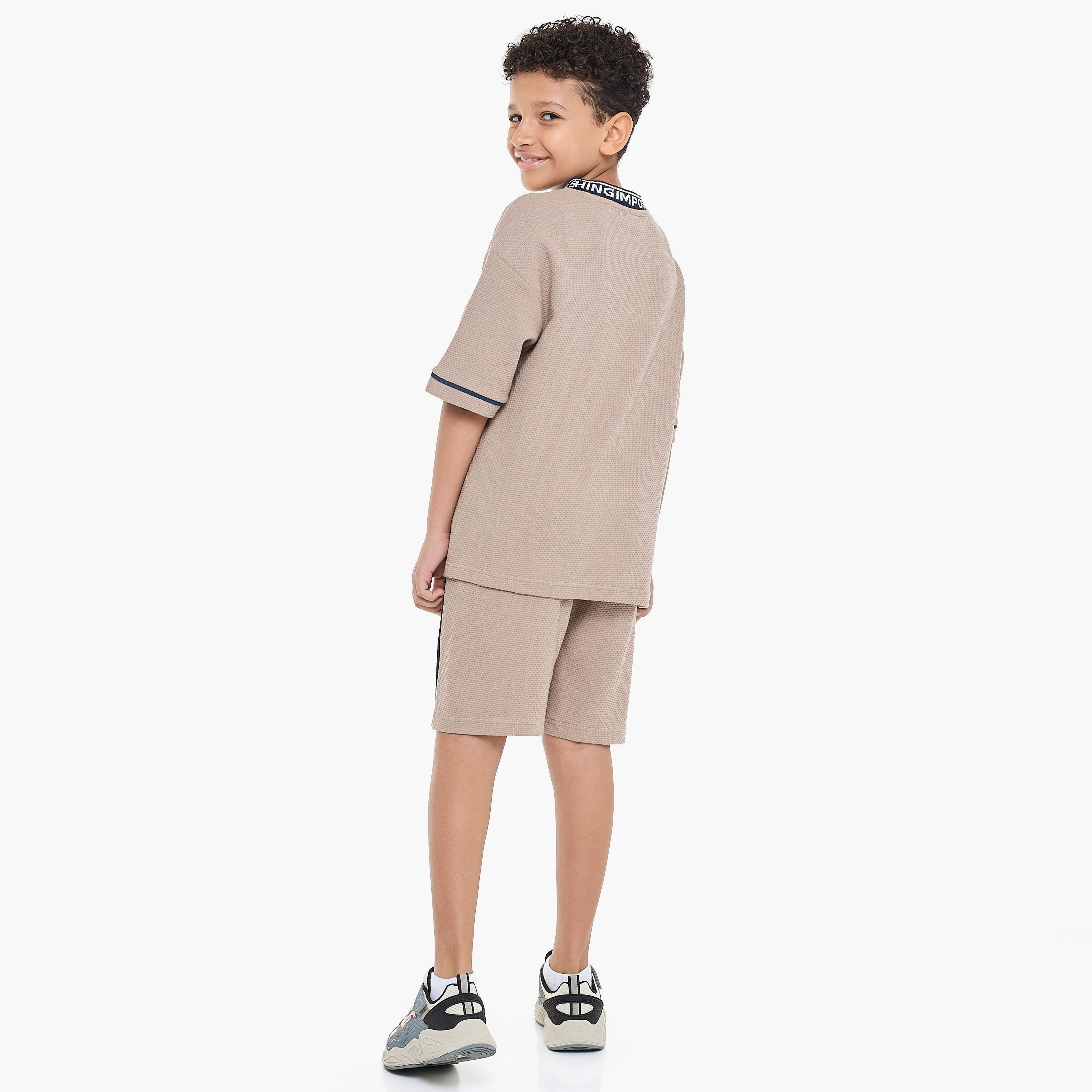 تي شيرت سادة بأكمام قصيرة مع شورت من قطعتين من فيكتور اند جين-boys-clothing-setsandcoords-image-2
