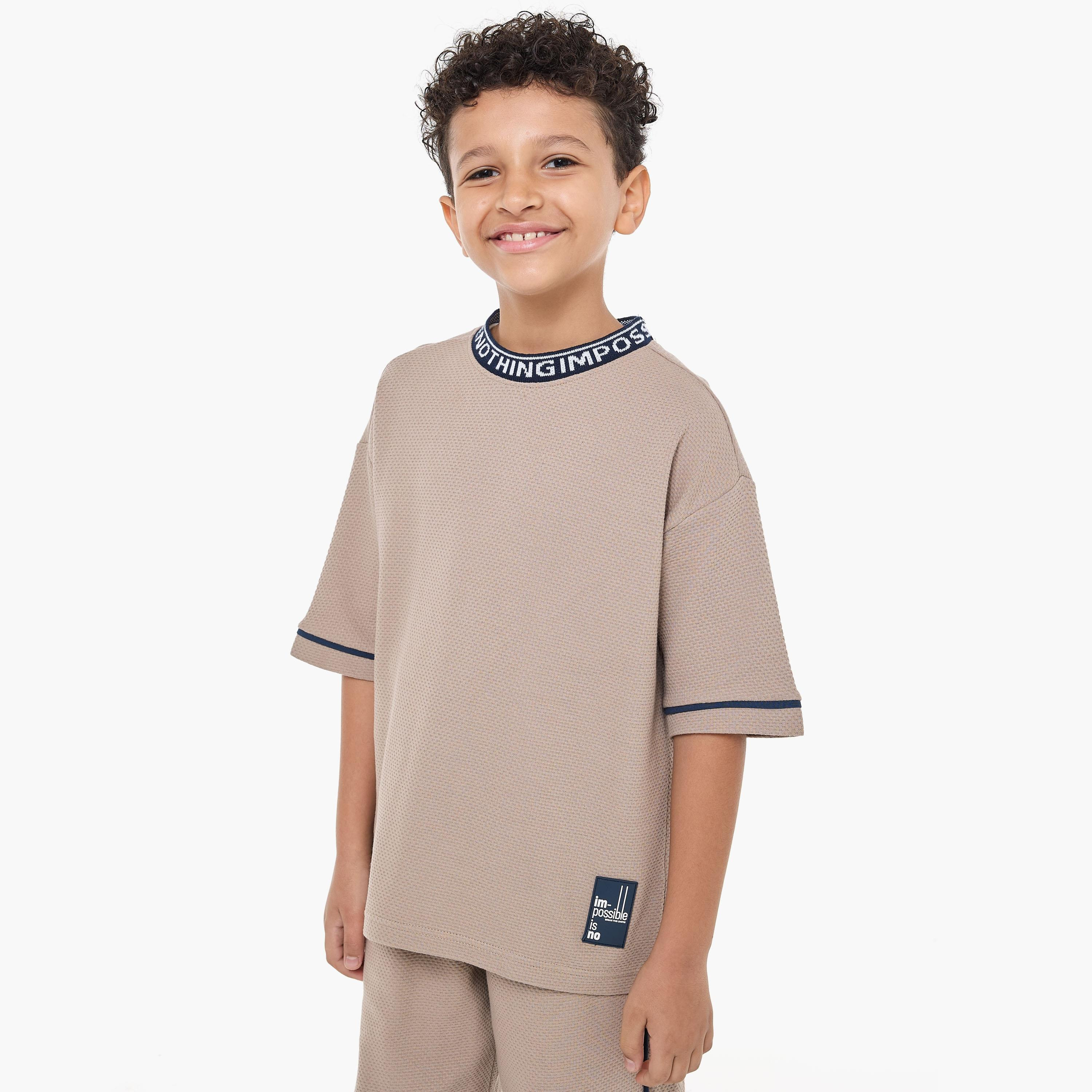 تي شيرت سادة بأكمام قصيرة مع شورت من قطعتين من فيكتور اند جين-boys-clothing-setsandcoords-image-3