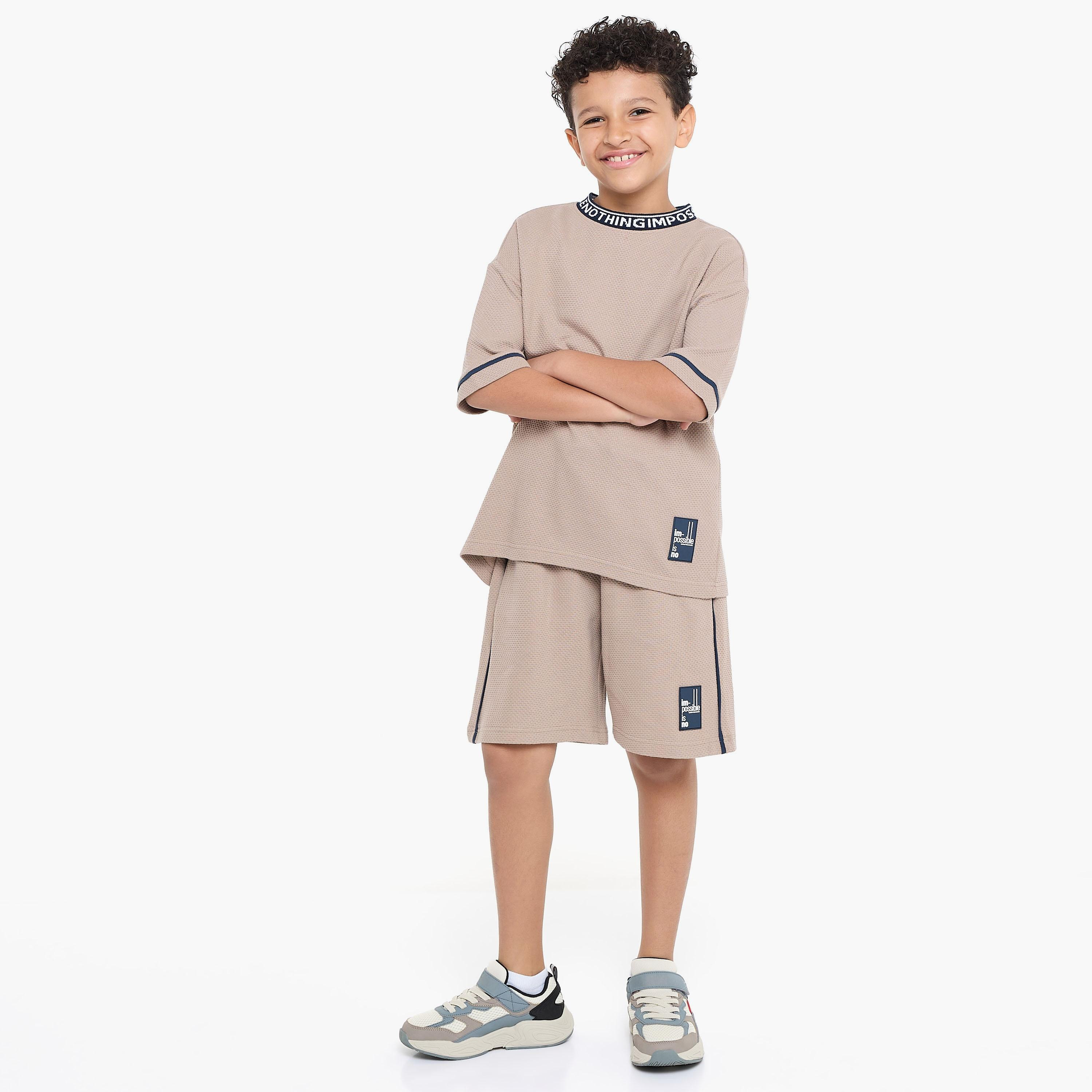تي شيرت سادة بأكمام قصيرة مع شورت من قطعتين من فيكتور اند جين-boys-clothing-setsandcoords-image-5