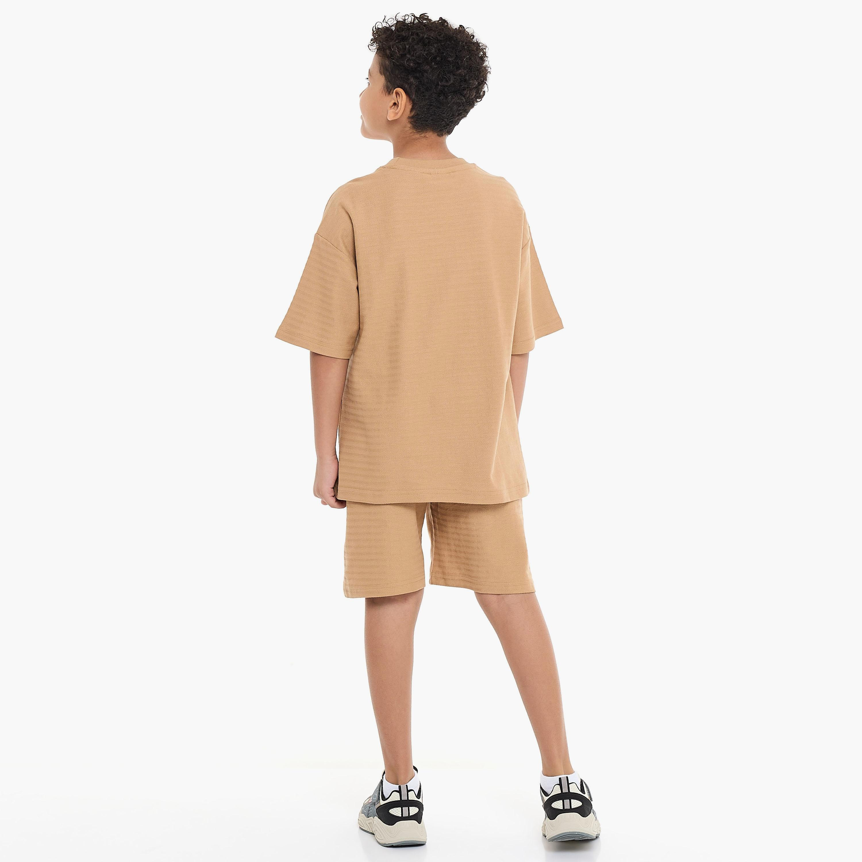 تي شيرت مطرز بأكمام قصيرة مع شورت من قطعتين من فيكتور اند جين-boys-clothing-setsandcoords-image-3