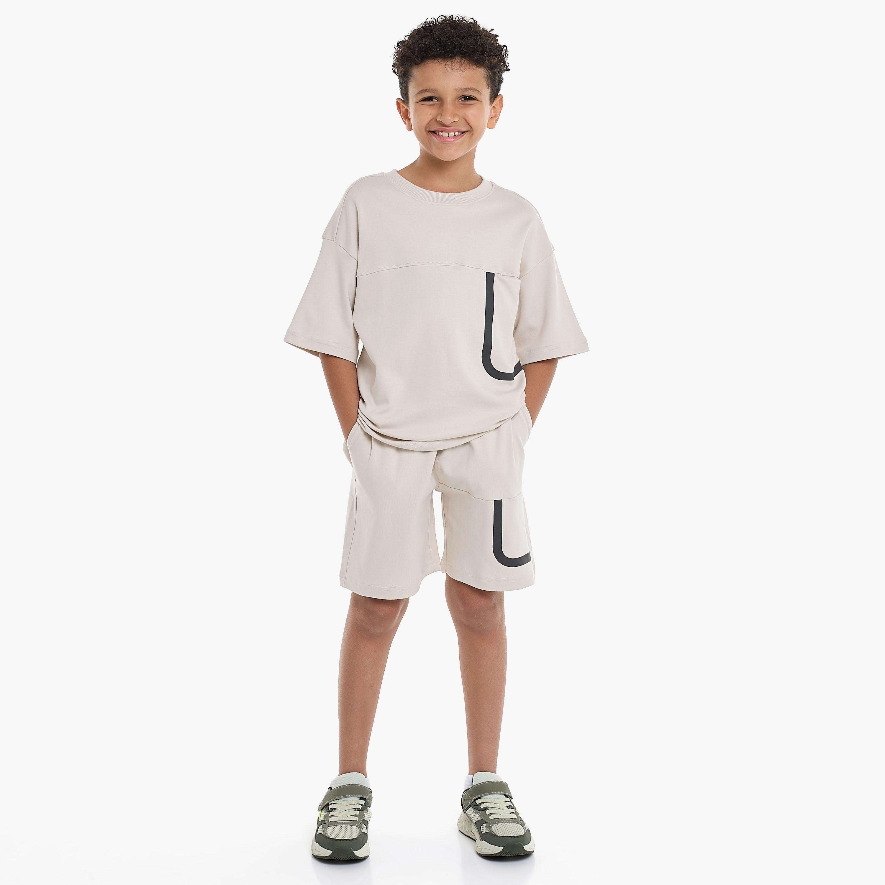 تي شيرت مطبوع بأكمام قصيرة مع شورت من قطعتين من فيكتور اند جين-boys-clothing-setsandcoords-image-1