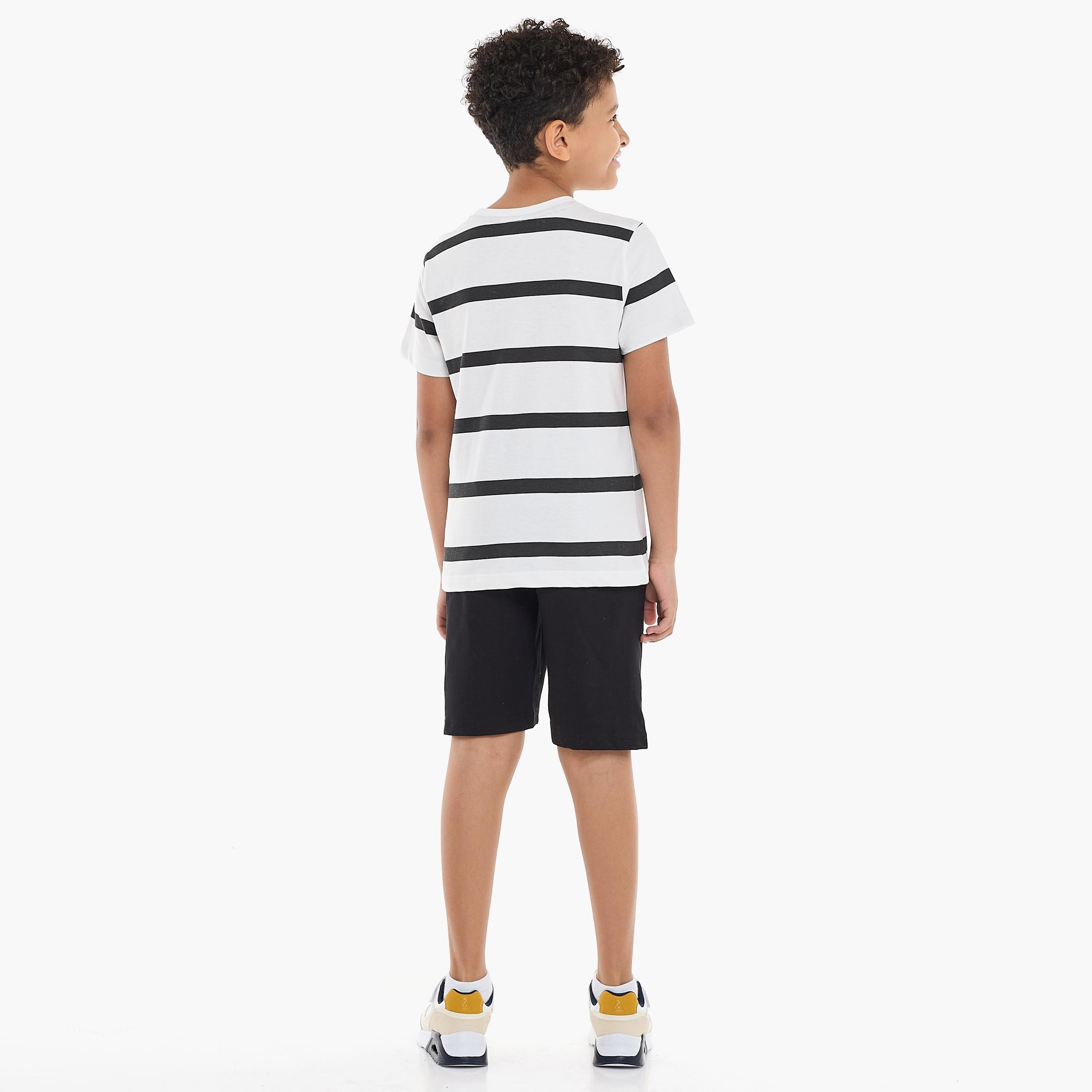 تي شيرت مخطط بأكمام قصيرة مع شورت من قطعتين من فيكتور اند جين-boys-clothing-setsandcoords-image-2