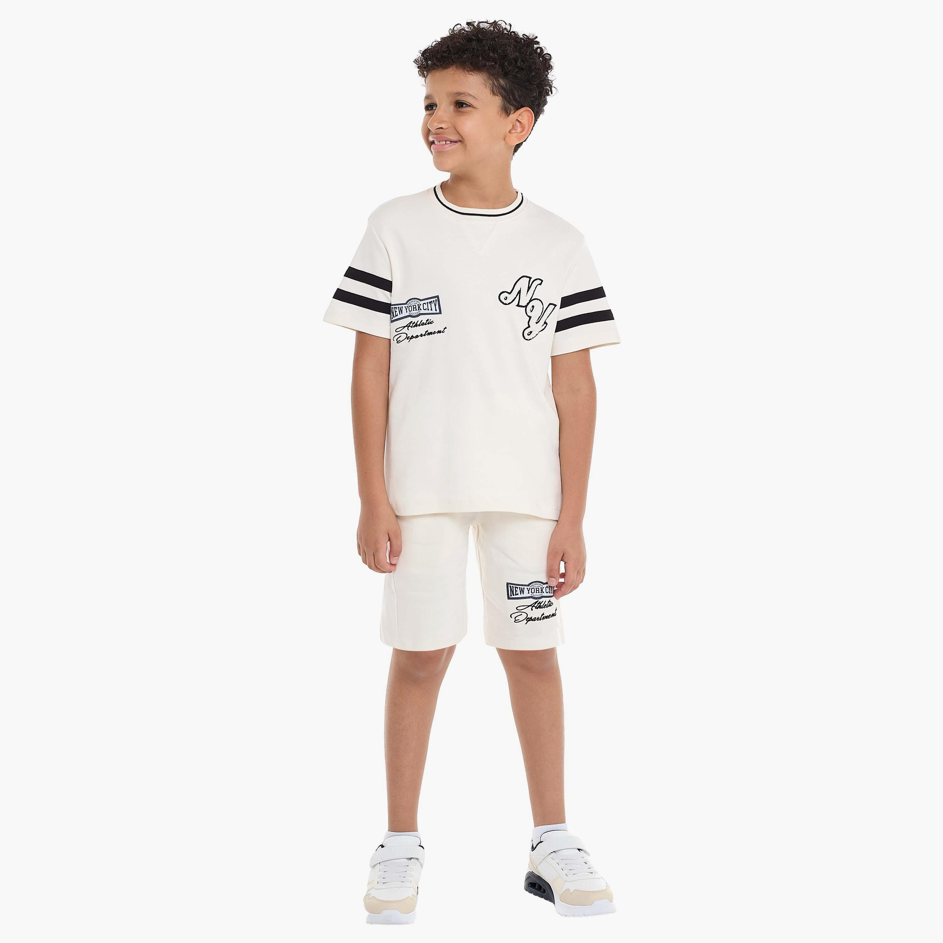 تي شيرت مطبوع بأكمام قصيرة مع شورت من قطعتين من فيكتور اند جين-boys-clothing-setsandcoords-image-1
