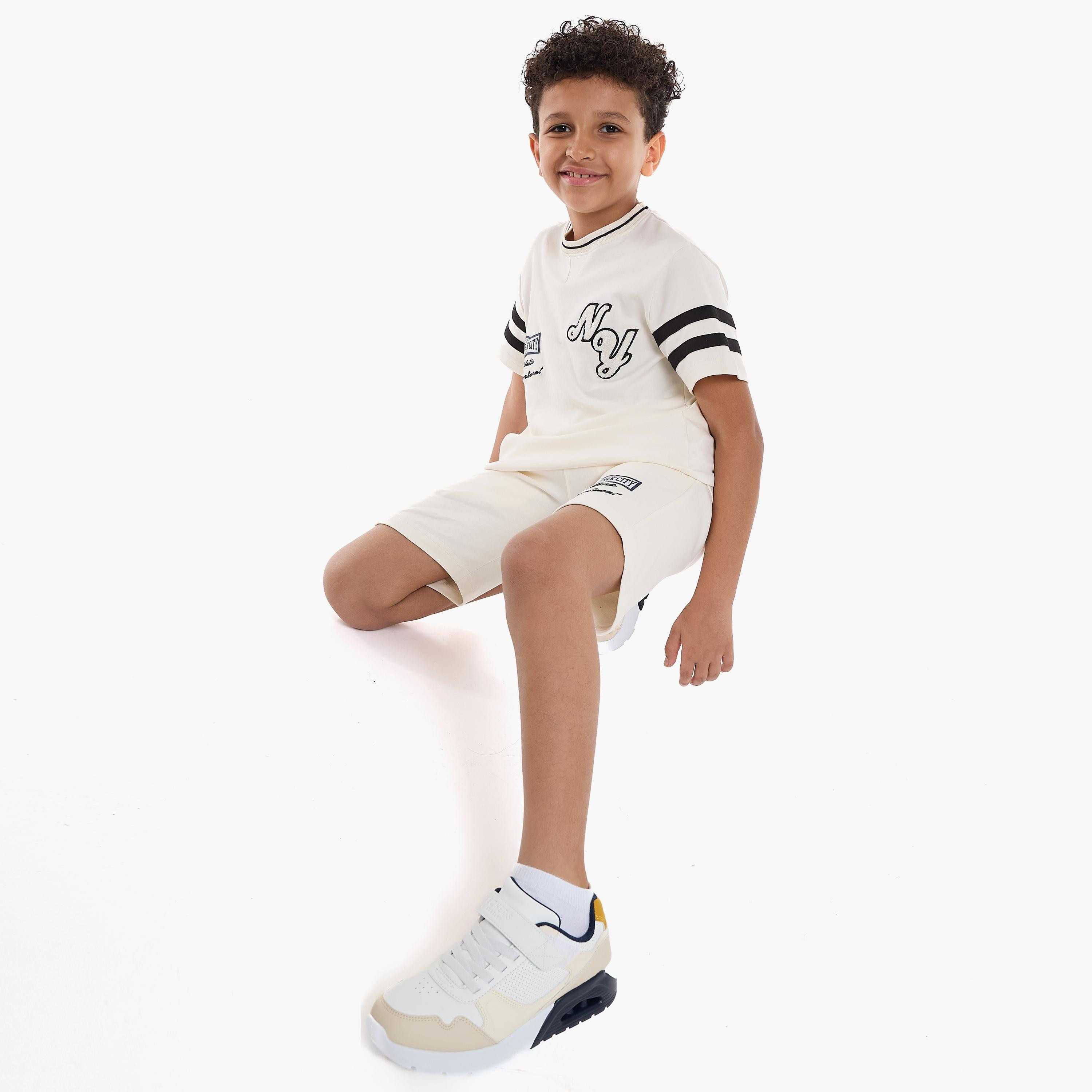 تي شيرت مطبوع بأكمام قصيرة مع شورت من قطعتين من فيكتور اند جين-boys-clothing-setsandcoords-image-2