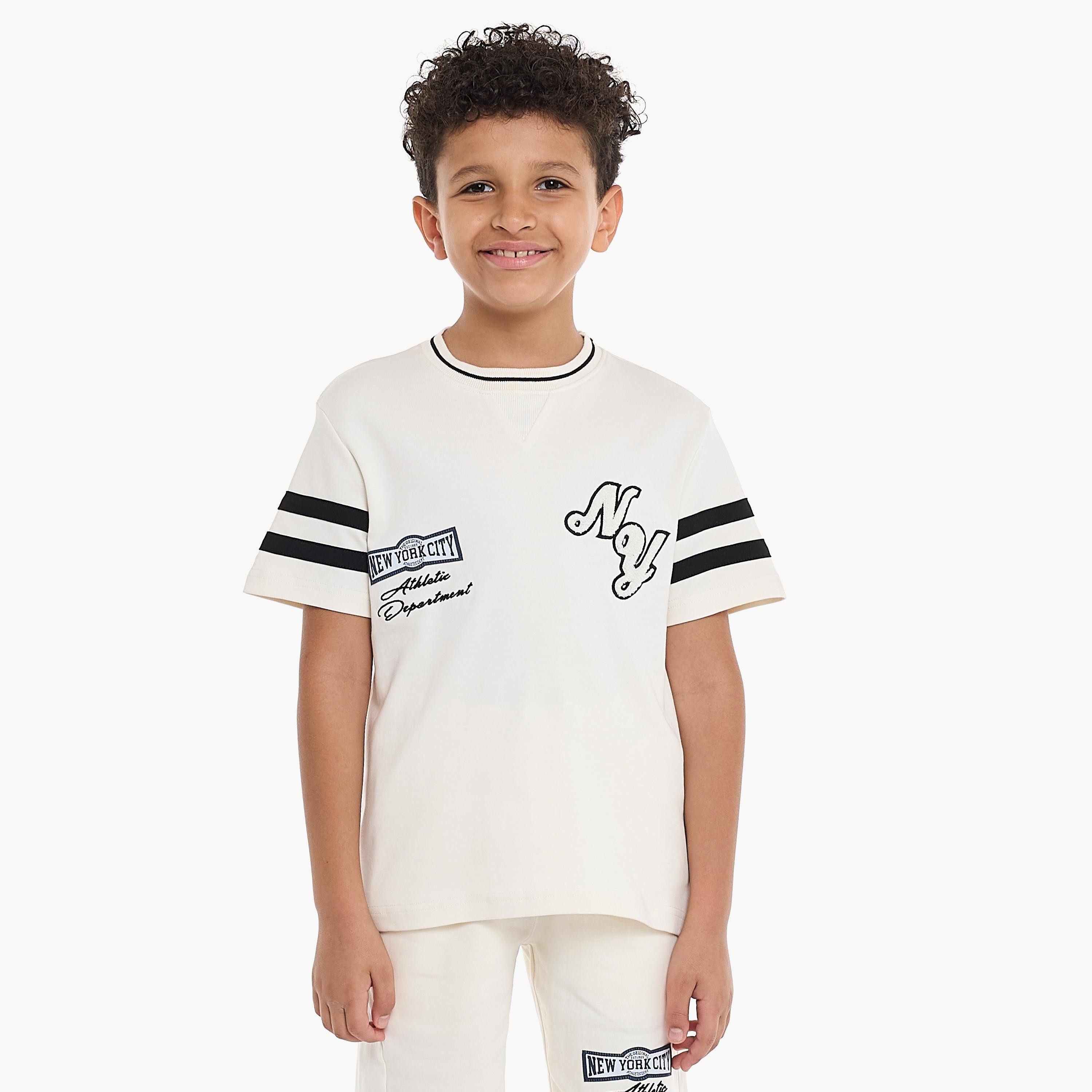 تي شيرت مطبوع بأكمام قصيرة مع شورت من قطعتين من فيكتور اند جين-boys-clothing-setsandcoords-image-4