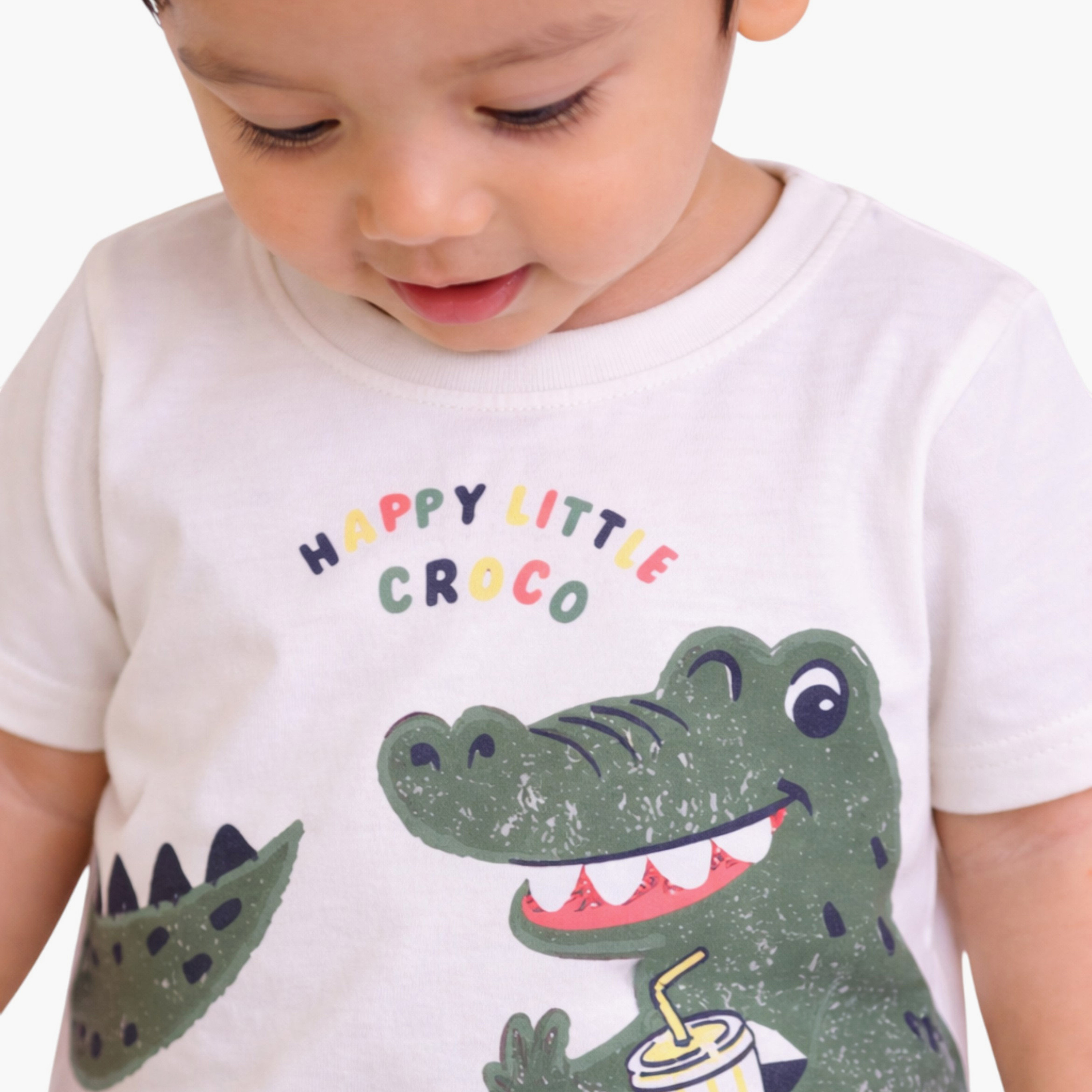 طقم مكون من 4 قطع: تي شيرتات بأكمام قصيرة ورسومات، وبنطلون مع شورت من فيكتور آند جين-boys-clothing-setsandcoords-image-3