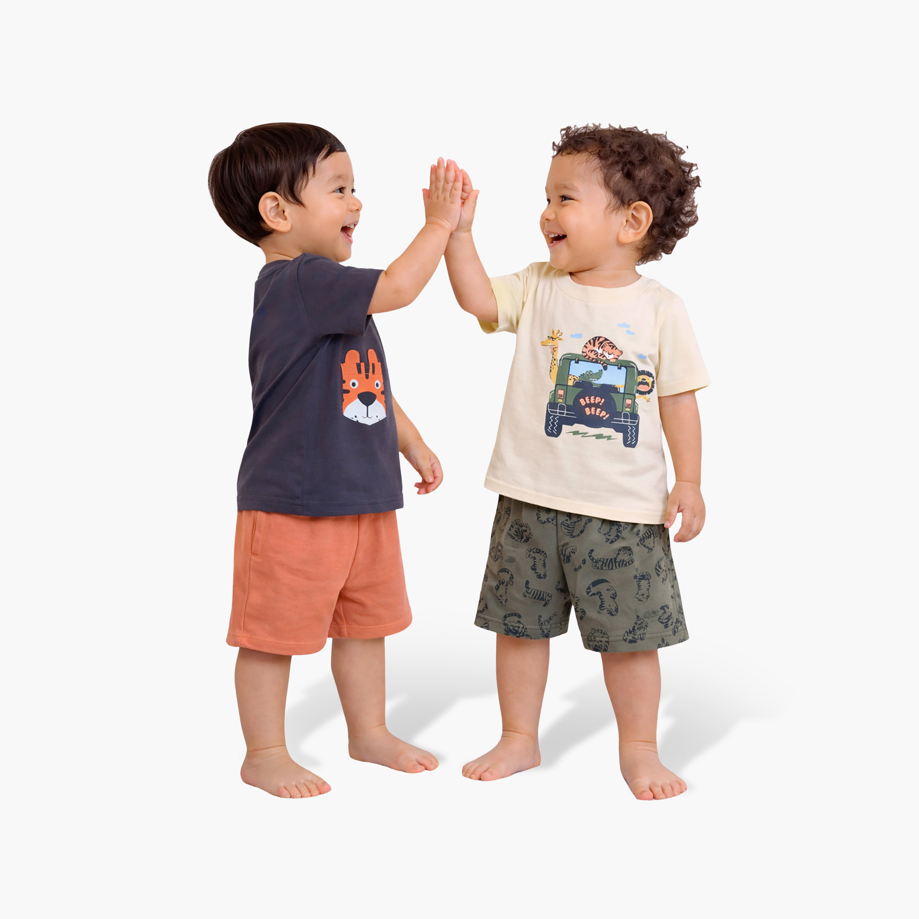 طقم مكون من 4 قطع: تي شيرتات بأكمام قصيرة ورسومات، وبنطلون مع شورت من فيكتور آند جين-boys-clothing-setsandcoords-image-6
