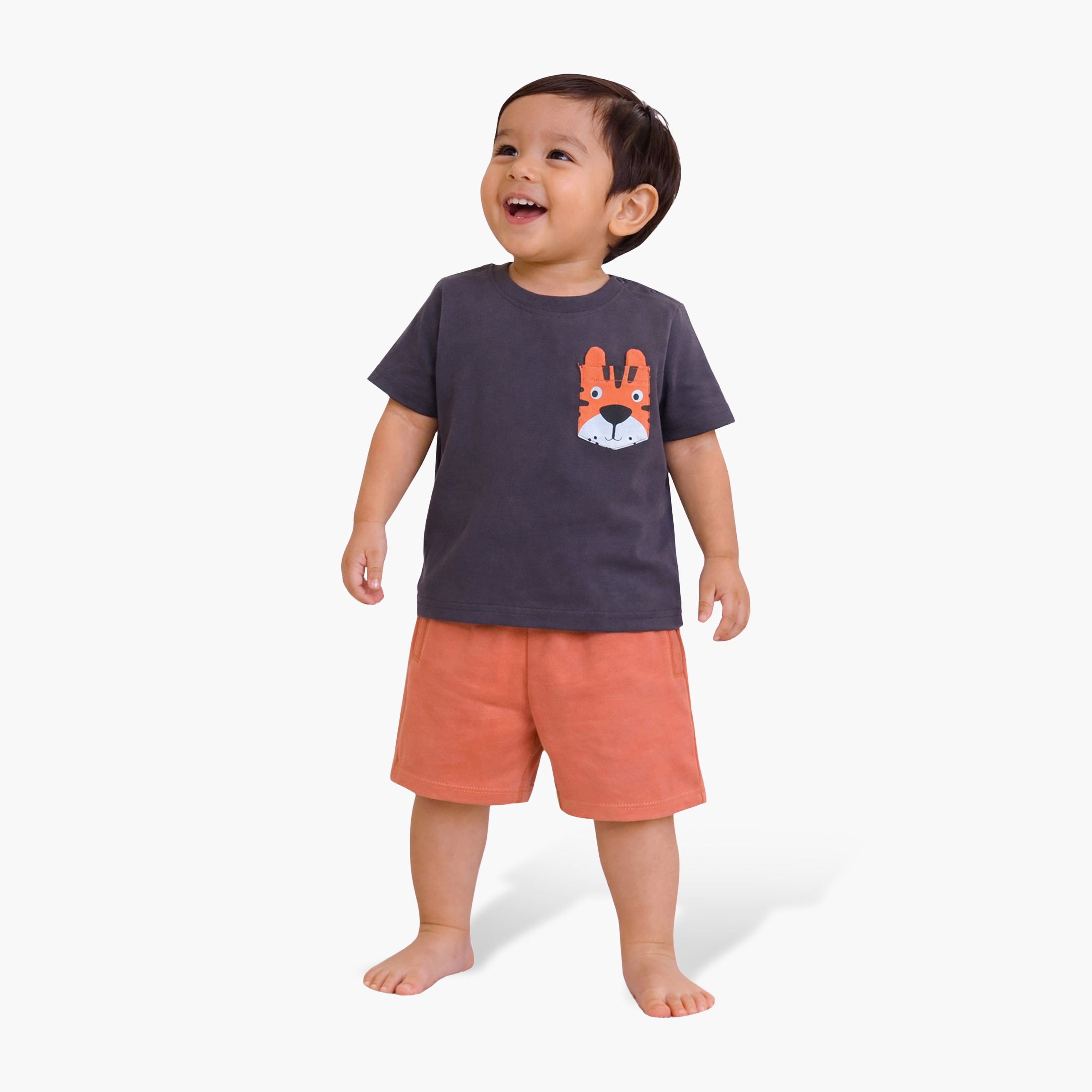 طقم مكون من 4 قطع: تي شيرتات بأكمام قصيرة ورسومات، وبنطلون مع شورت من فيكتور آند جين-boys-clothing-setsandcoords-image-7