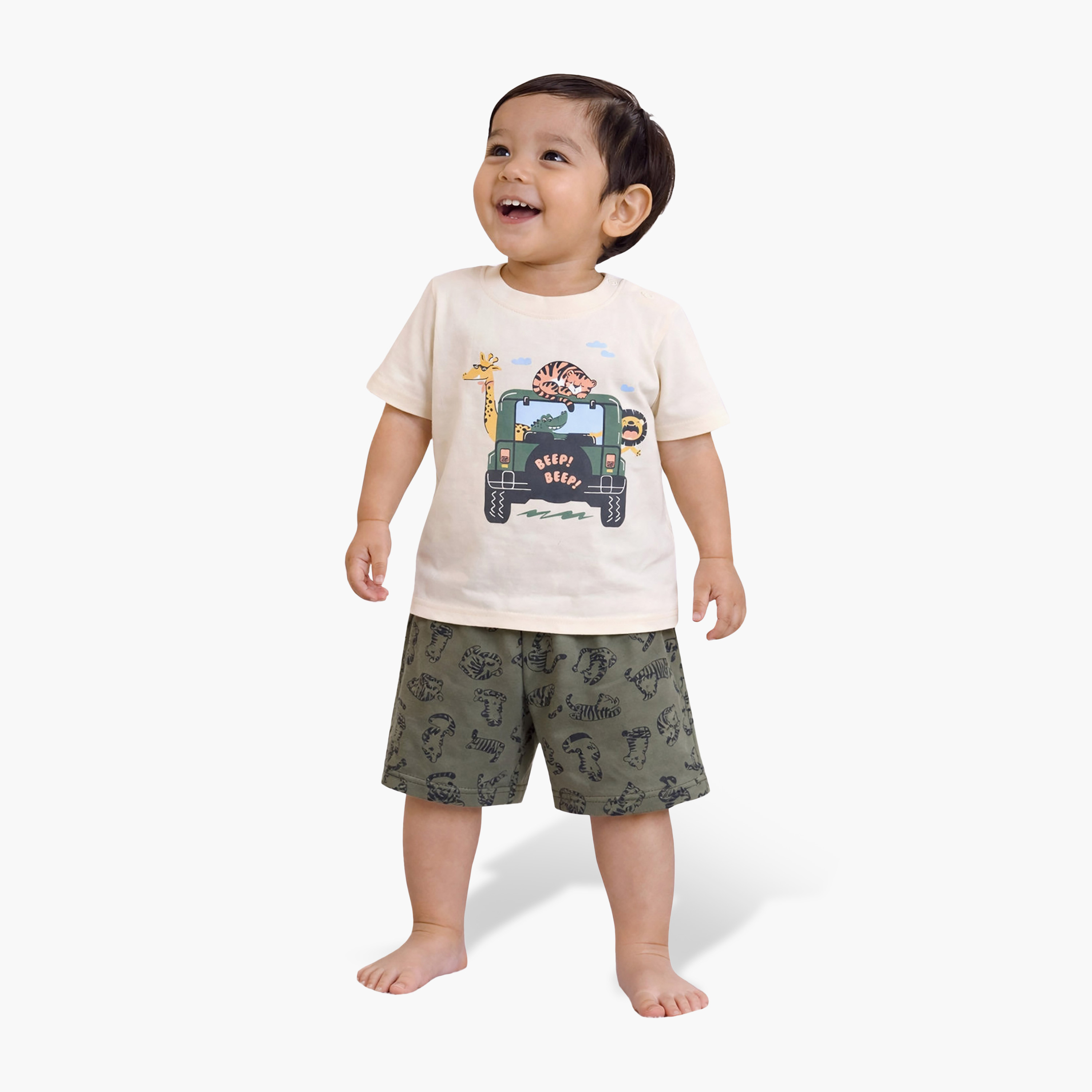 طقم مكون من 4 قطع: تي شيرتات بأكمام قصيرة ورسومات، وبنطلون مع شورت من فيكتور آند جين-boys-clothing-setsandcoords-image-8