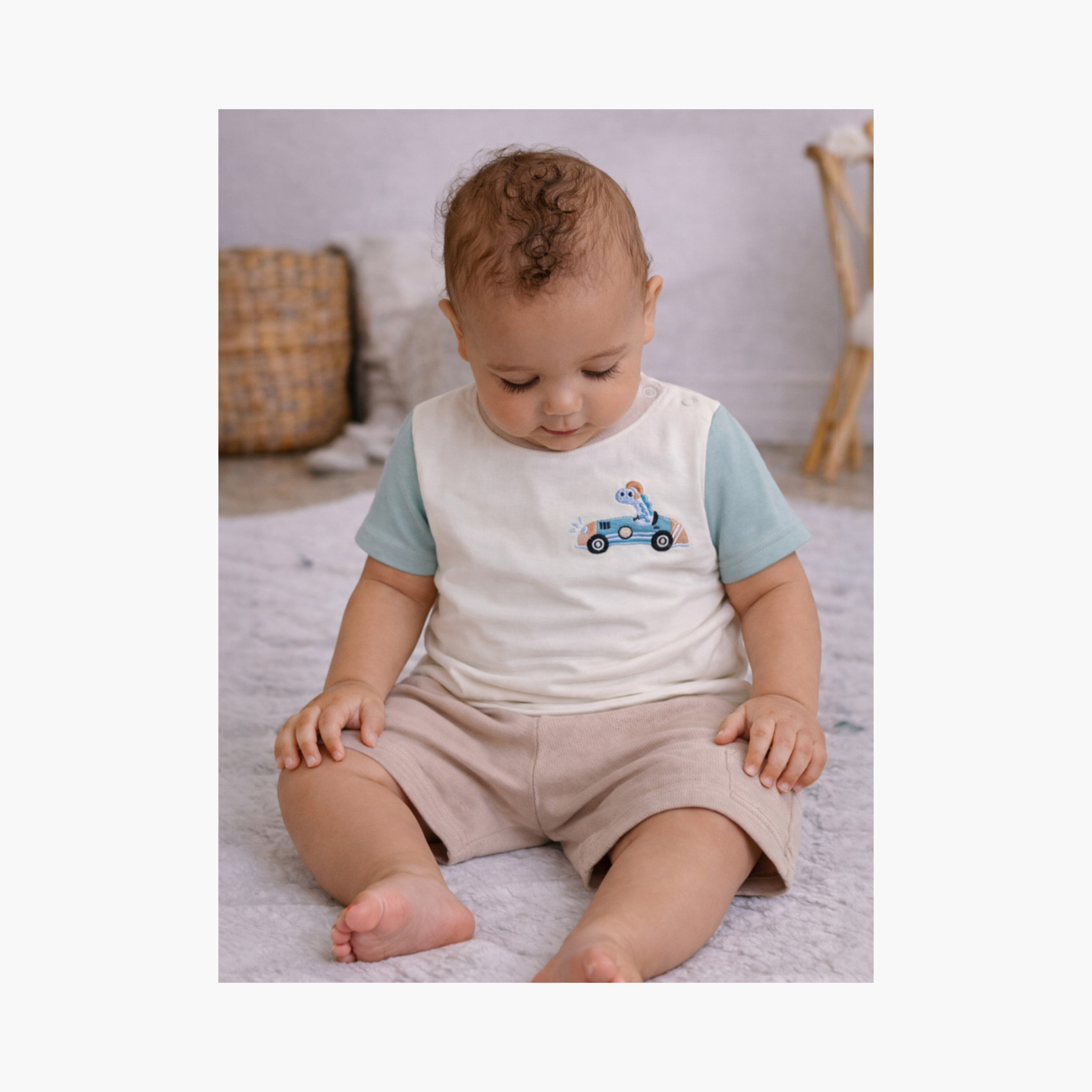 طقم تي شيرت بطبعة سيارات وشورت كارغو من فيكتور آند جين-boys-clothing-setsandcoords-image-5