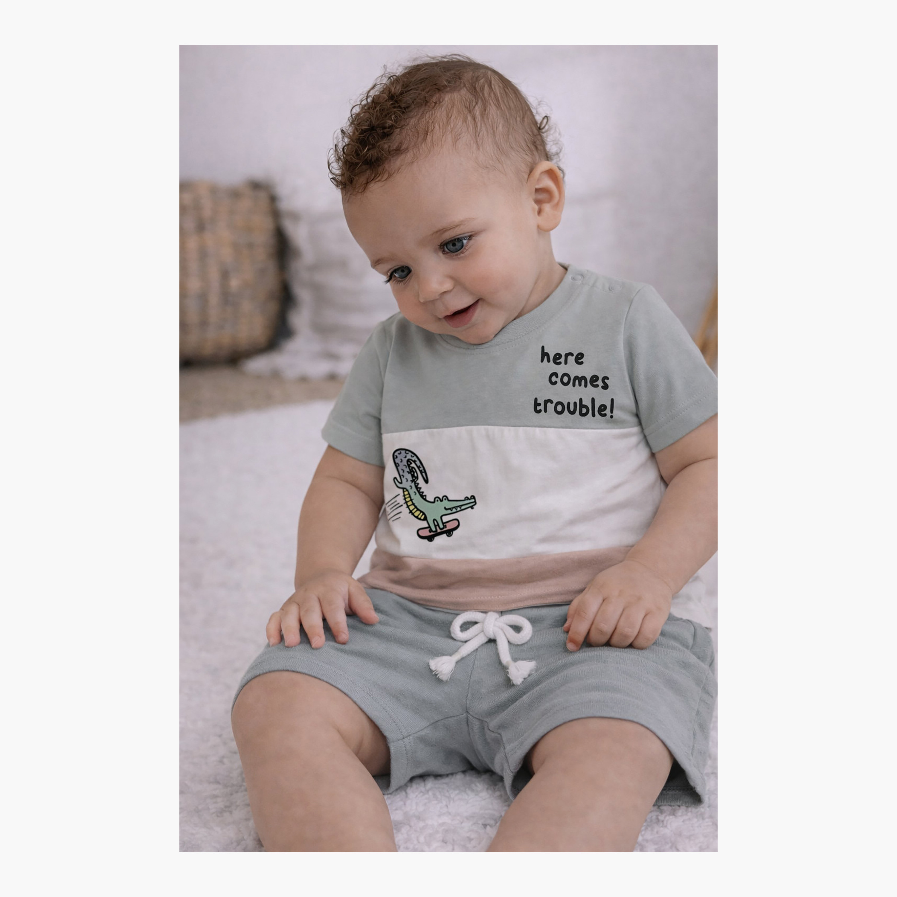 طقم تي شيرت بتصميم "ألوان متباينة" وطبعة تمساح مع شورت برباط خصر من فيكتور آند جين-boys-clothing-setsandcoords-image-4