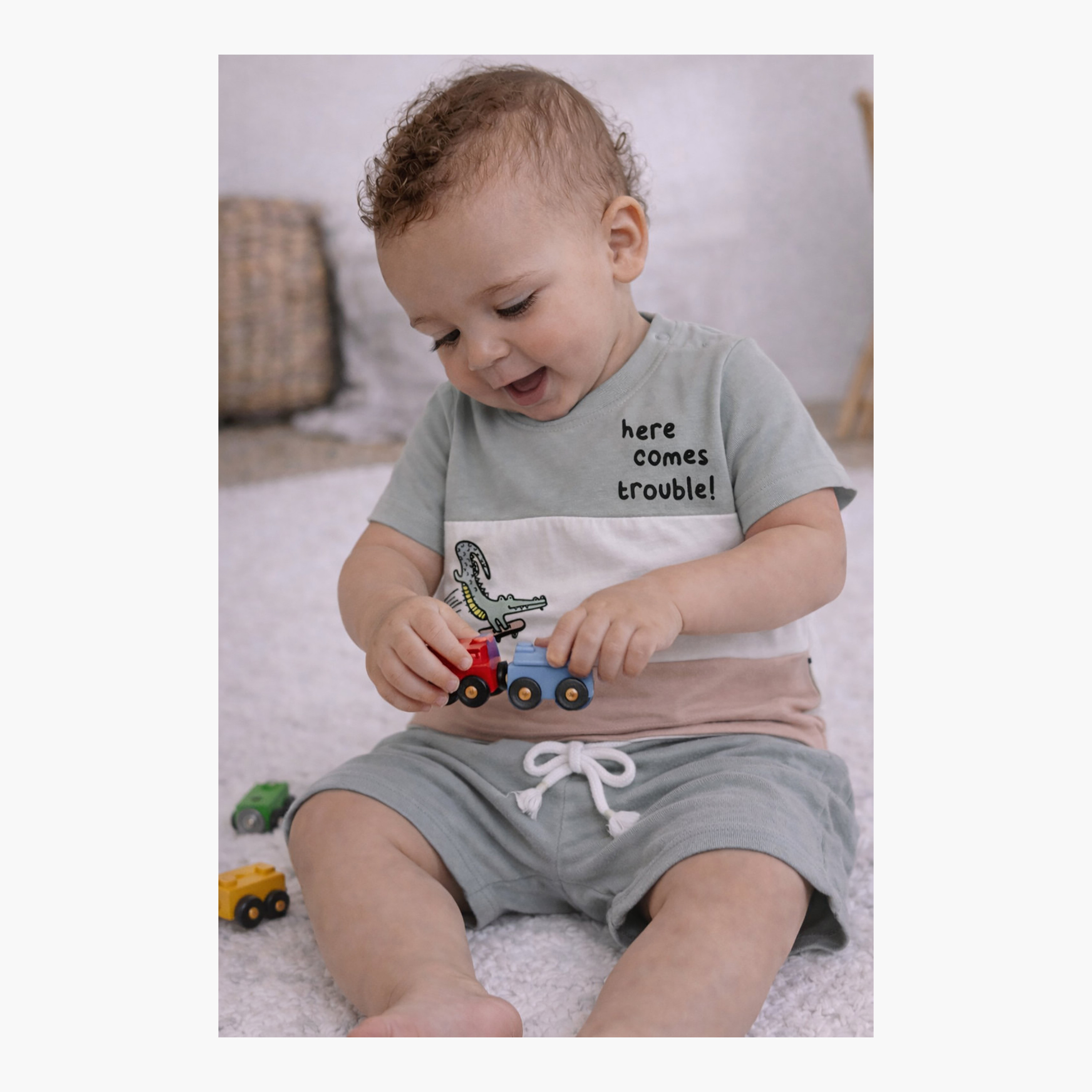 طقم تي شيرت بتصميم "ألوان متباينة" وطبعة تمساح مع شورت برباط خصر من فيكتور آند جين-boys-clothing-setsandcoords-image-5