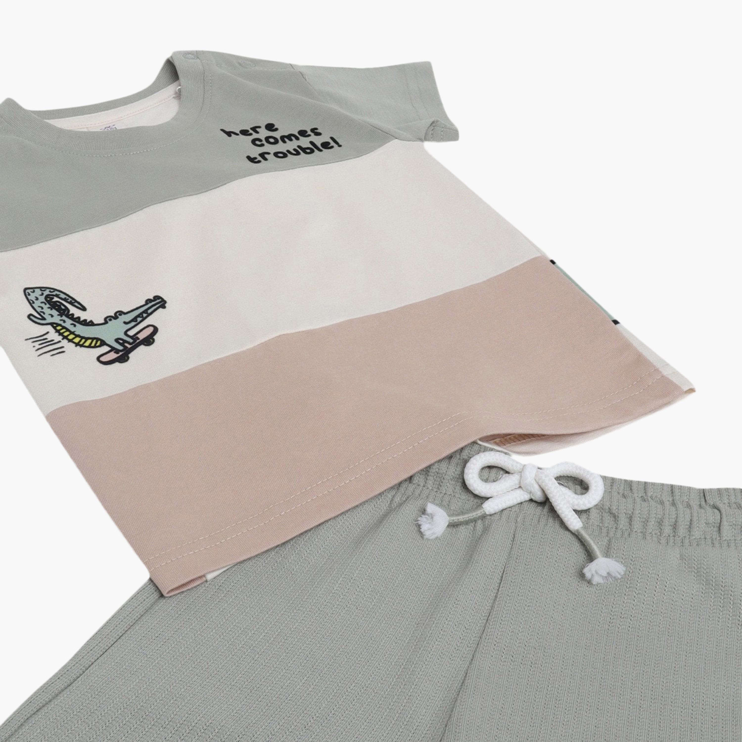 طقم تي شيرت بتصميم "ألوان متباينة" وطبعة تمساح مع شورت برباط خصر من فيكتور آند جين-boys-clothing-setsandcoords-image-6