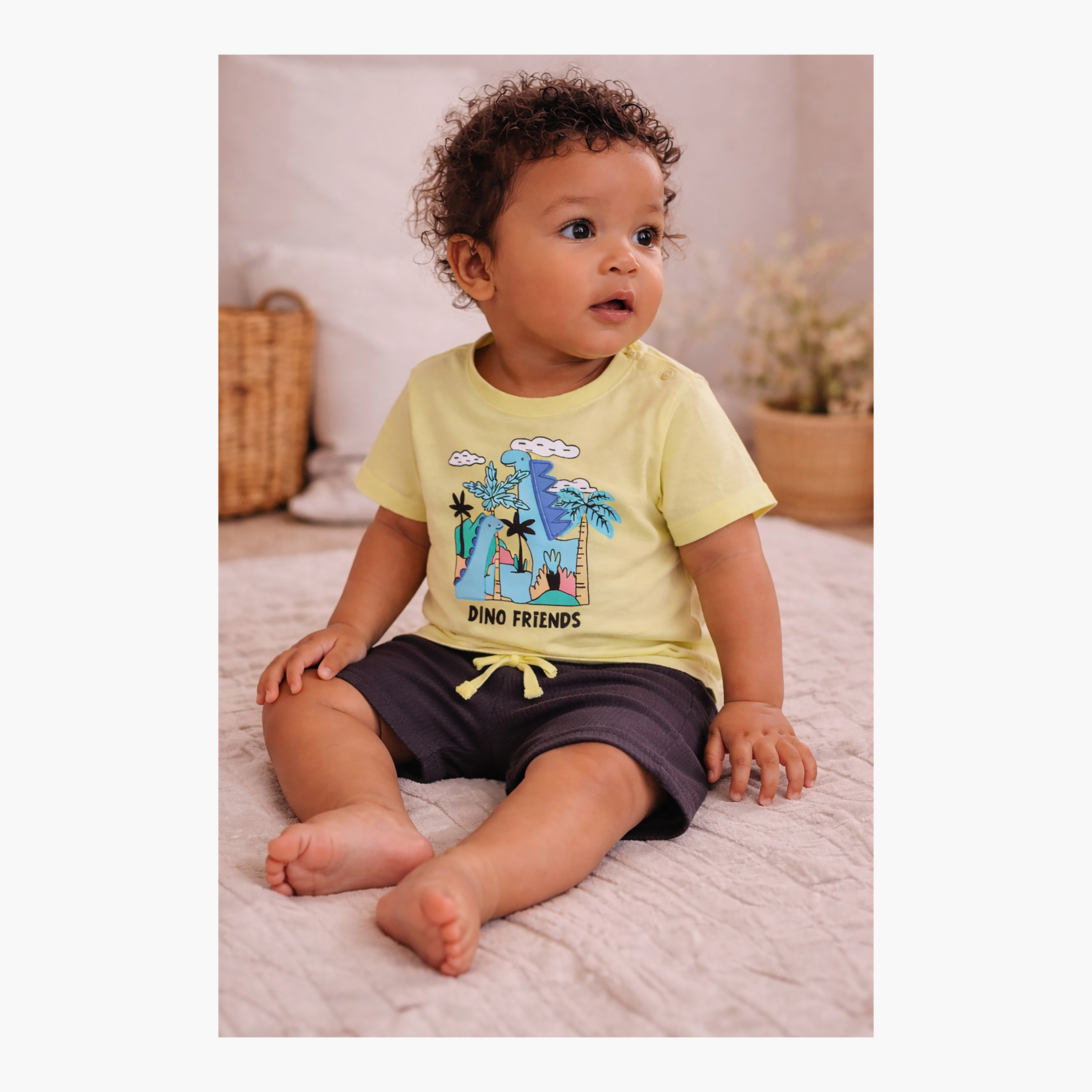 طقم تي شيرت برسومات "أصدقاء الديناصورات" وشورت من فيكتور آند جين-boys-clothing-setsandcoords-image-4