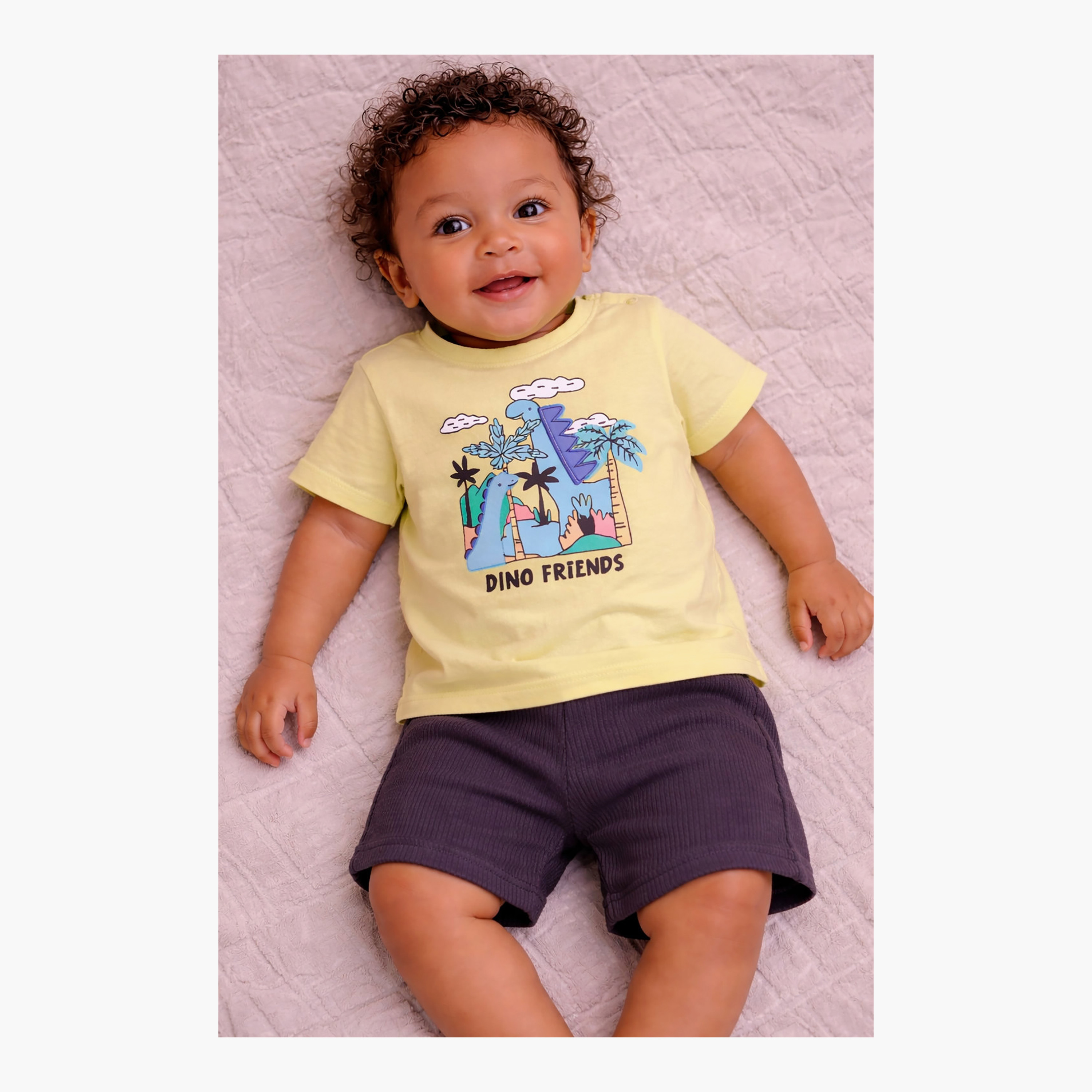 طقم تي شيرت برسومات "أصدقاء الديناصورات" وشورت من فيكتور آند جين-boys-clothing-setsandcoords-image-5