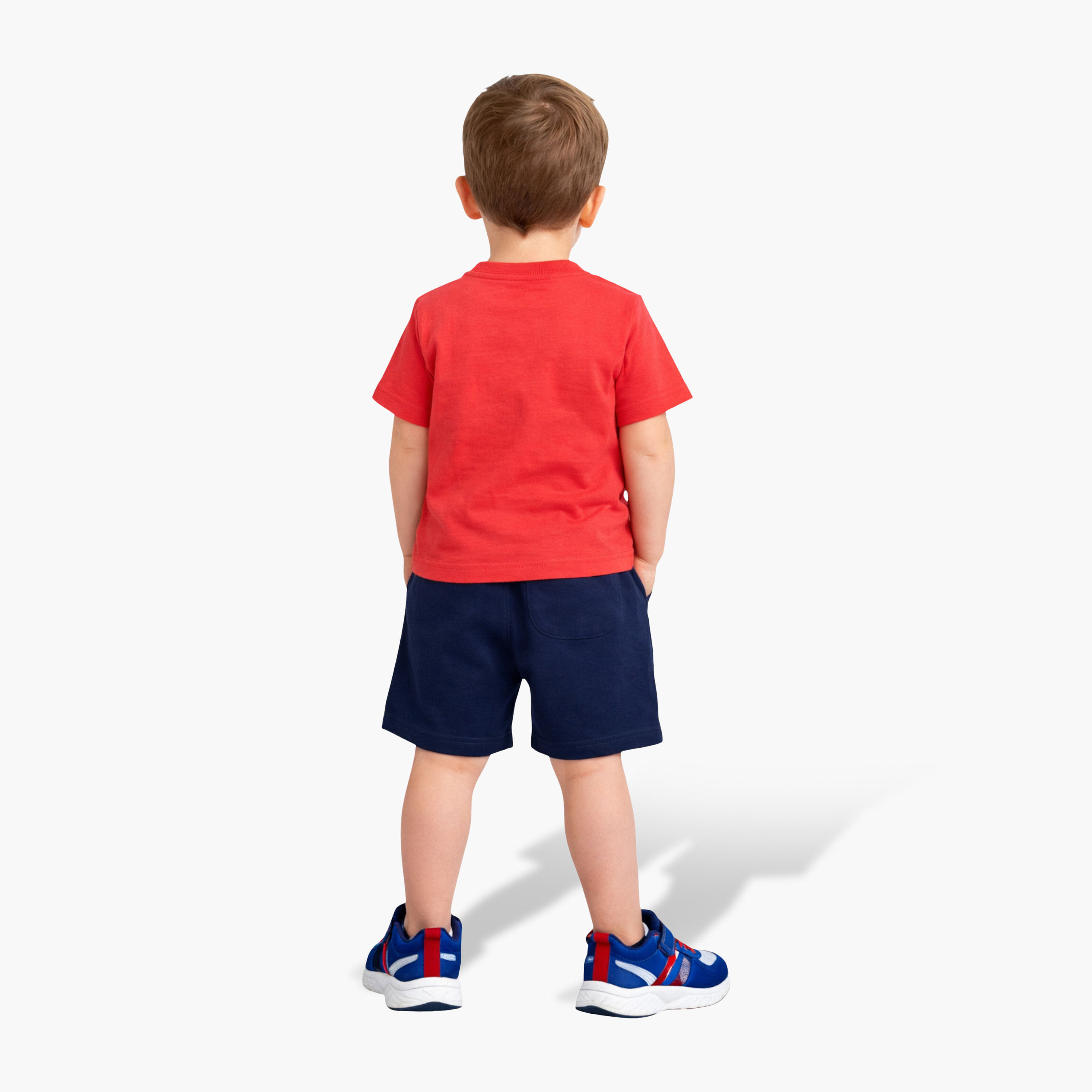 طقم تي شيرت بياقة مستديرة وشورت بطبعة "Summer Vibes" من فيكتور آند جين-baby-boys-clothing-setsandcoords-image-2