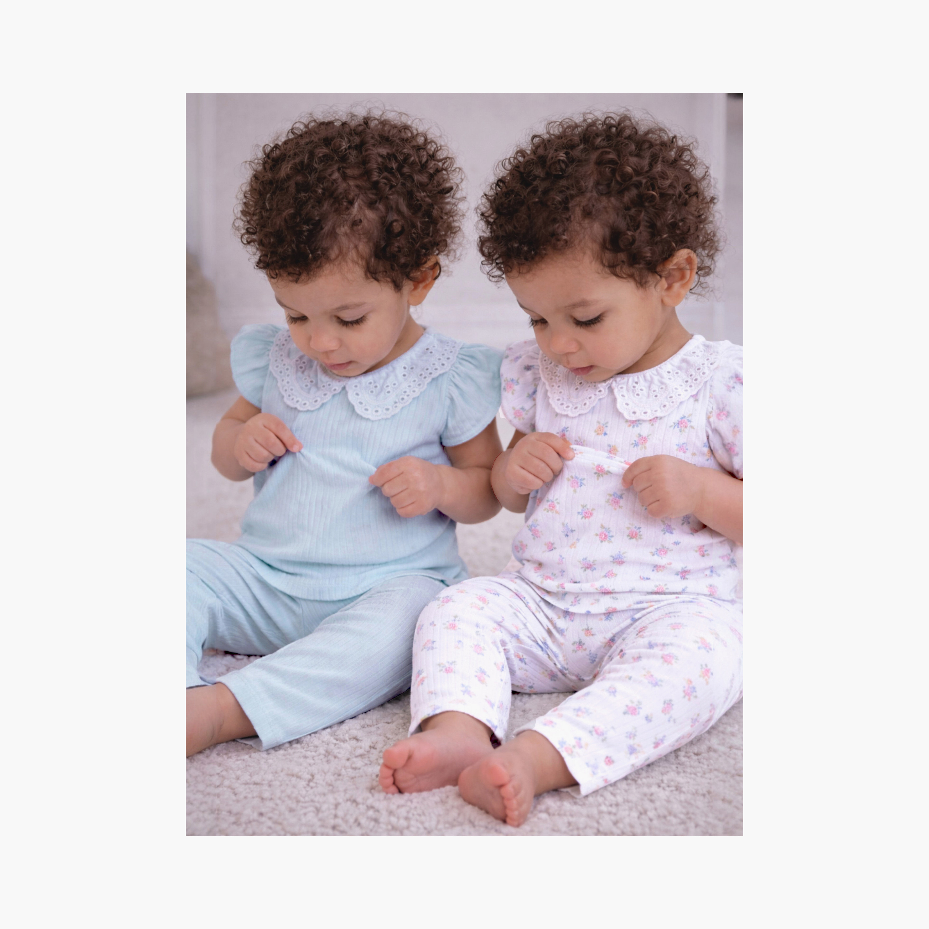طقم 4 قطع تيشيرتات بأكمام قصيرة بطبعة فلورال وليقنز من فيكتور أند جين-baby-girls-clothing-setsandcoords-image-5