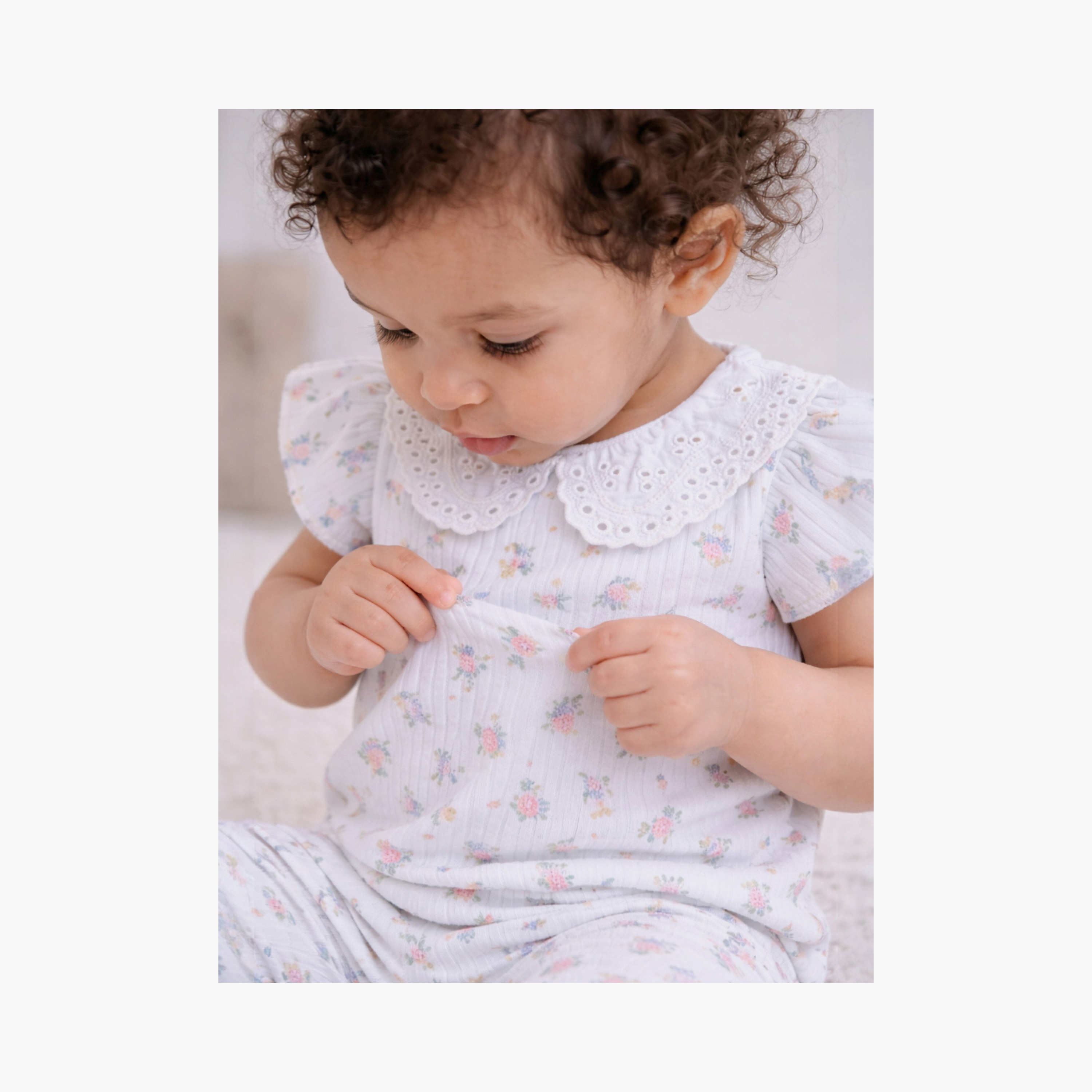 طقم 4 قطع تيشيرتات بأكمام قصيرة بطبعة فلورال وليقنز من فيكتور أند جين-baby-girls-clothing-setsandcoords-image-7