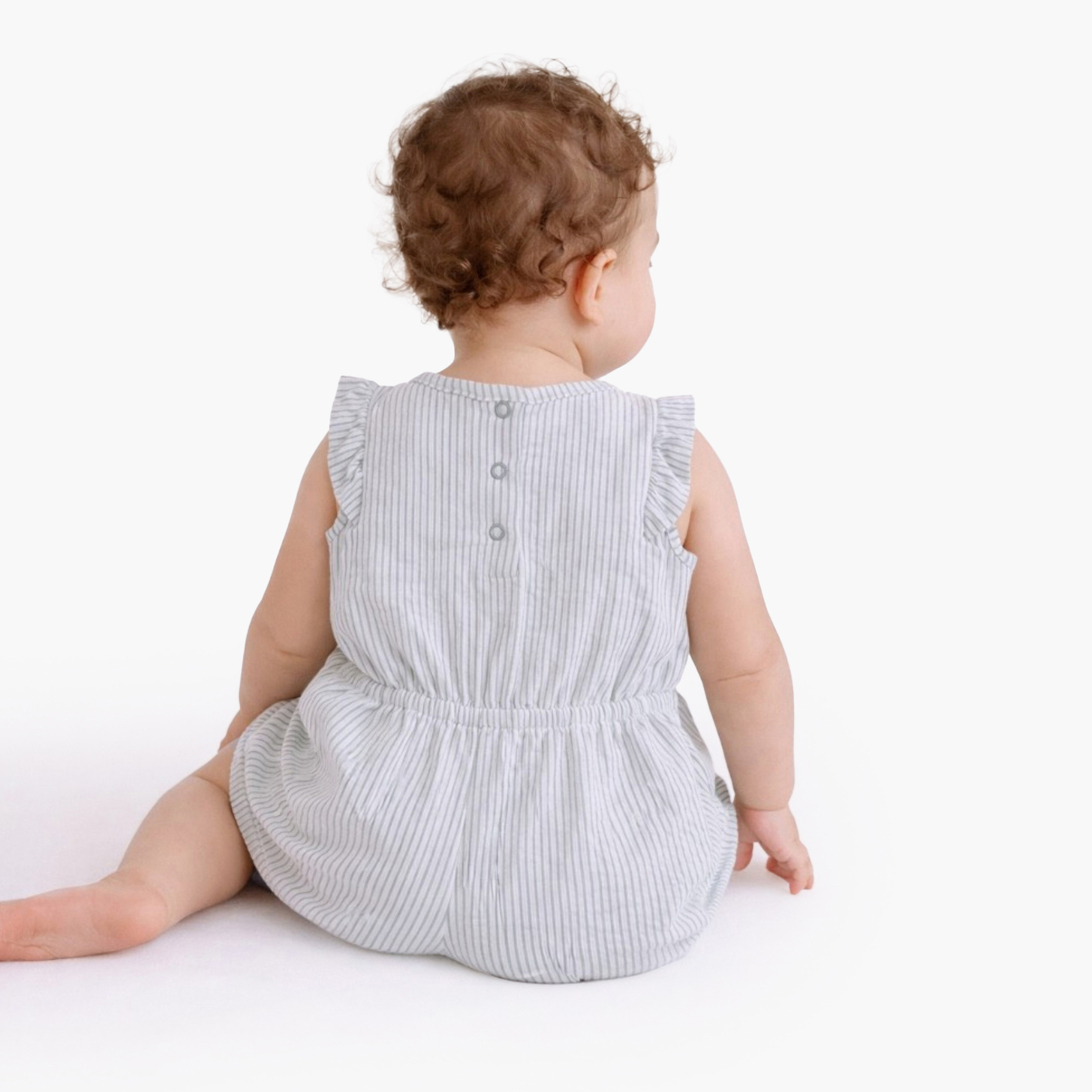 ملابس لعب (بلاي سوت) مخططة بأكمام مكشكشة مع فيونكة من فيكتور آند جين-baby-girls-clothing-dressesandjumpsuits-image-6