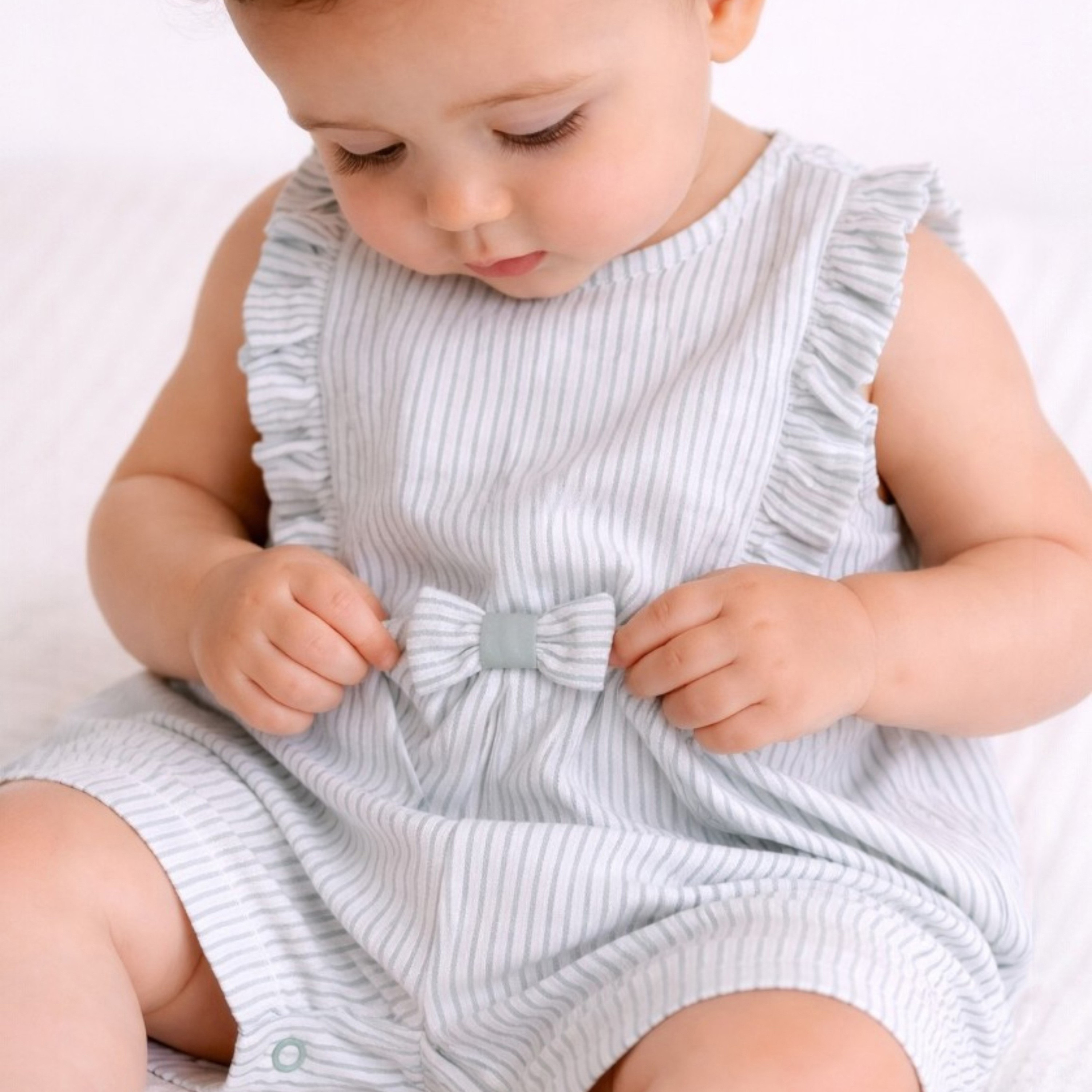 ملابس لعب (بلاي سوت) مخططة بأكمام مكشكشة مع فيونكة من فيكتور آند جين-baby-girls-clothing-dressesandjumpsuits-image-7