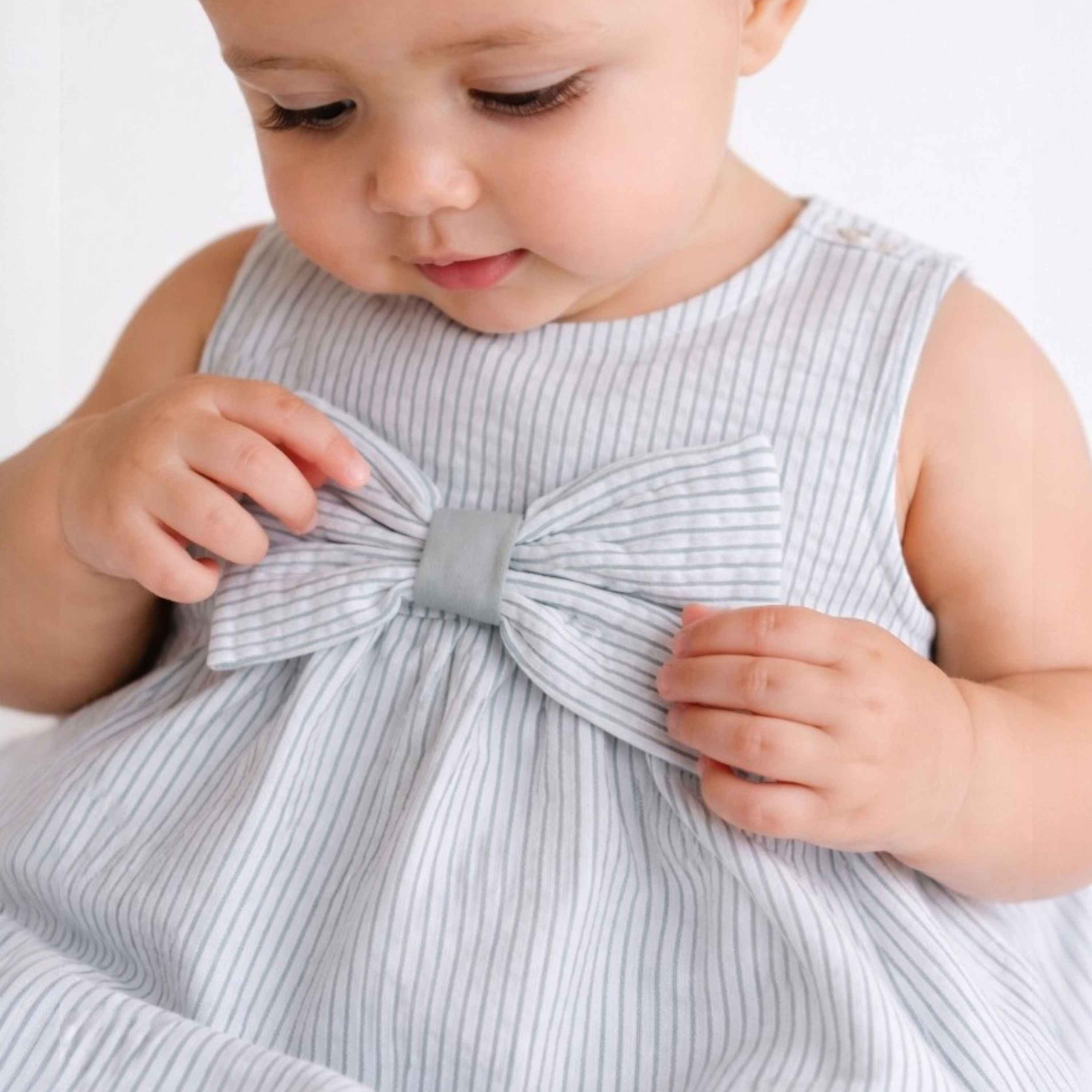 فستان مخطط بدون أكمام مع فيونكة من فيكتور آند جين-baby-girls-clothing-dressesandjumpsuits-image-6