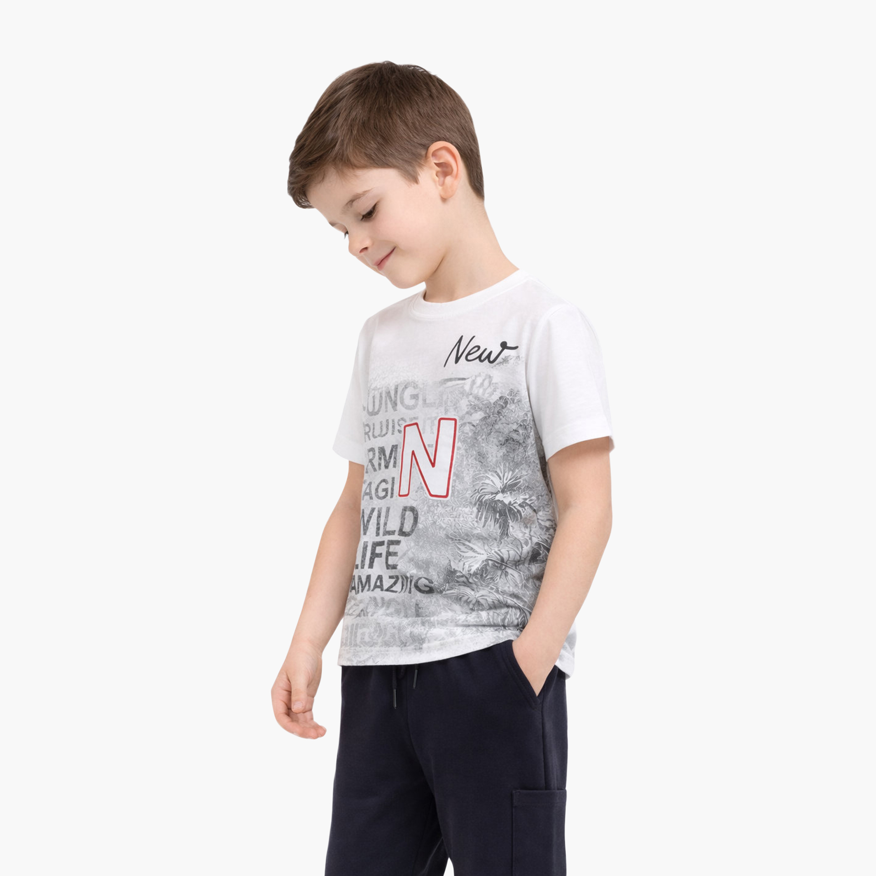 طقم تيشيرت بأكمام نصفية بطبعة تايبوغرافيك وبنطال جوغر من فيكتور أند جين-boys-clothing-setsandcoords-image-3