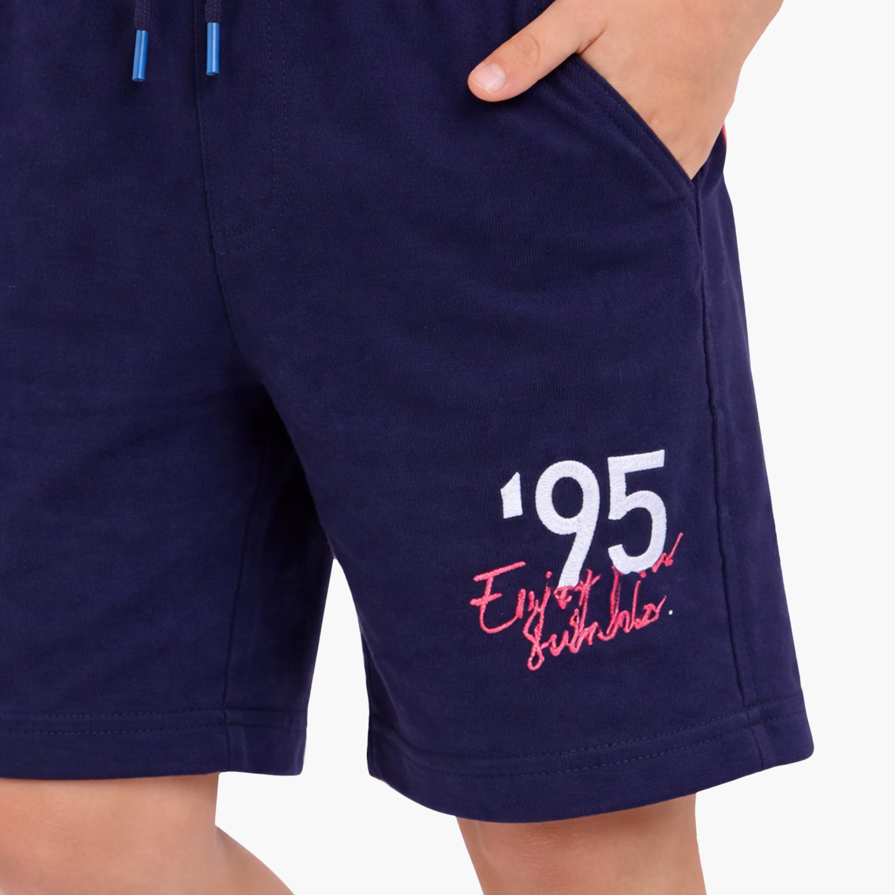 طقم تيشيرت بأكمام نصفية بطبعة سيرف إسينشالز وشورت من فيكتور أند جين-boys-clothing-setsandcoords-image-4