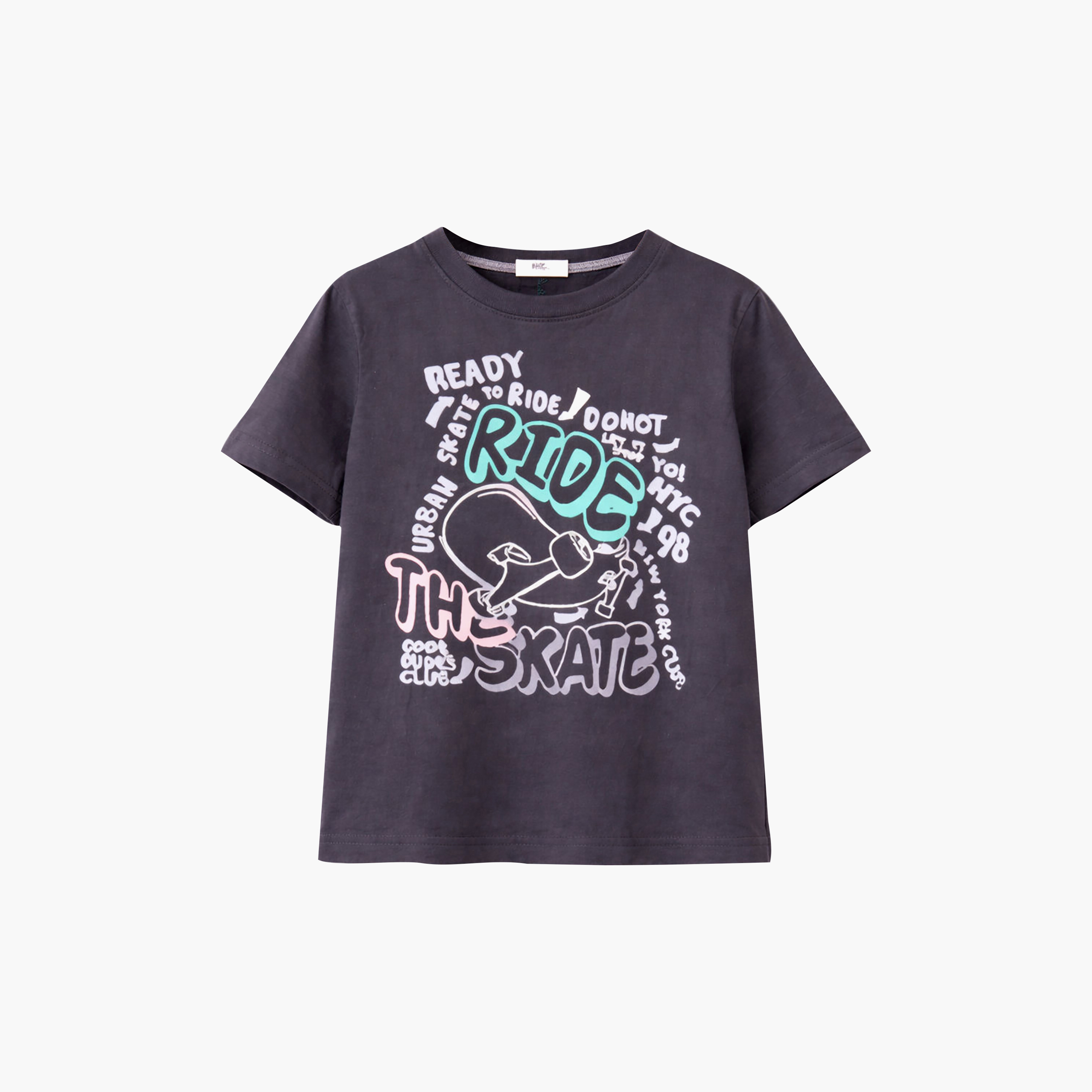 طقم مكون من 4 قطع: تي شيرتات بأكمام قصيرة ورسومات، وبنطلون مع شورت من فيكتور آند جين-boys-clothing-setsandcoords-image-5