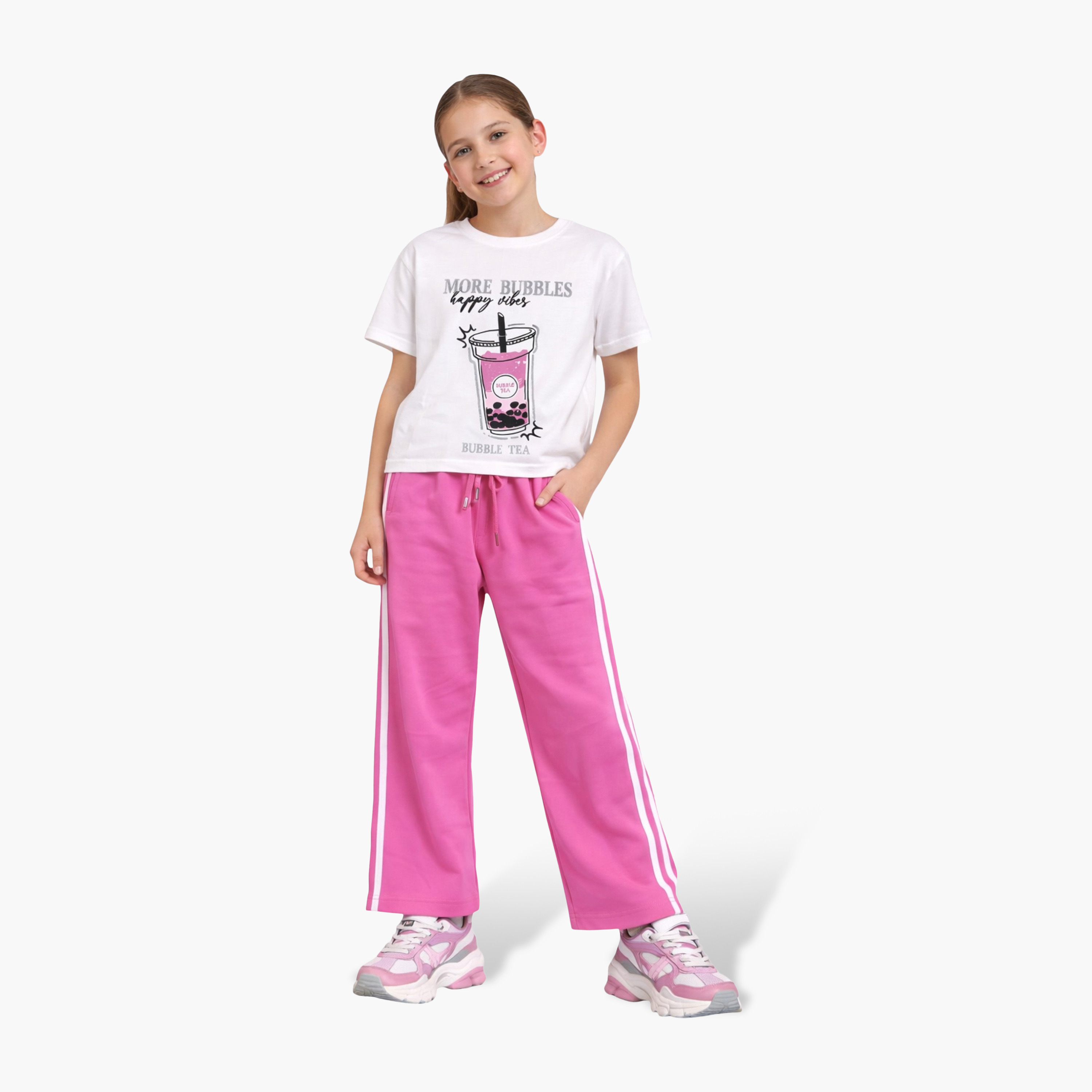طقم تي شيرت بطبعة "شاي الفقاعات" (Bubble Tea) وبنطلون من فيكتور آند جين-girls-clothing-setsandcoords-image-1