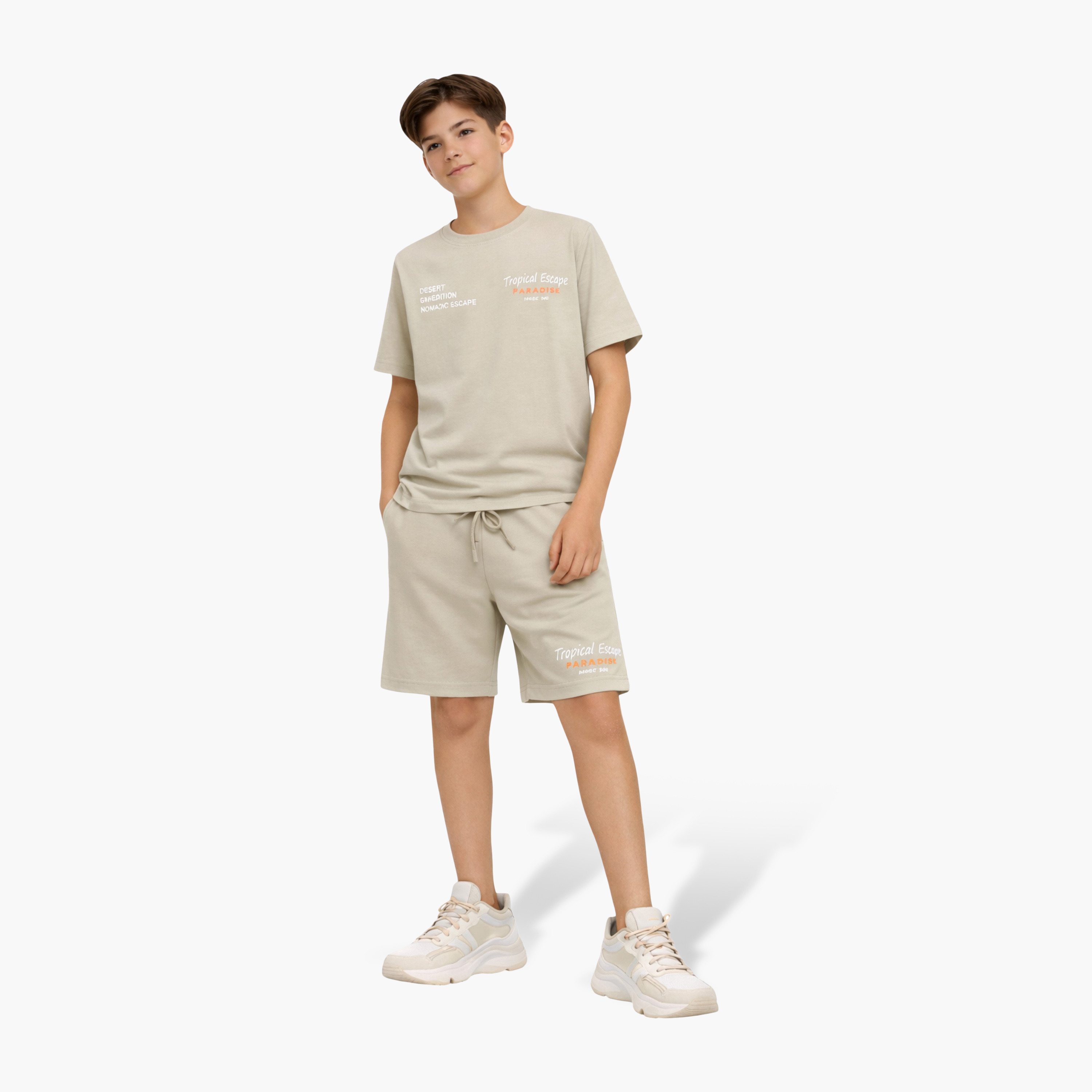 طقم تي شيرت بقصة مريحة وطبعة "Tropical Escape" مع شورت من فيكتور آند جين-boys-clothing-setsandcoords-image-1