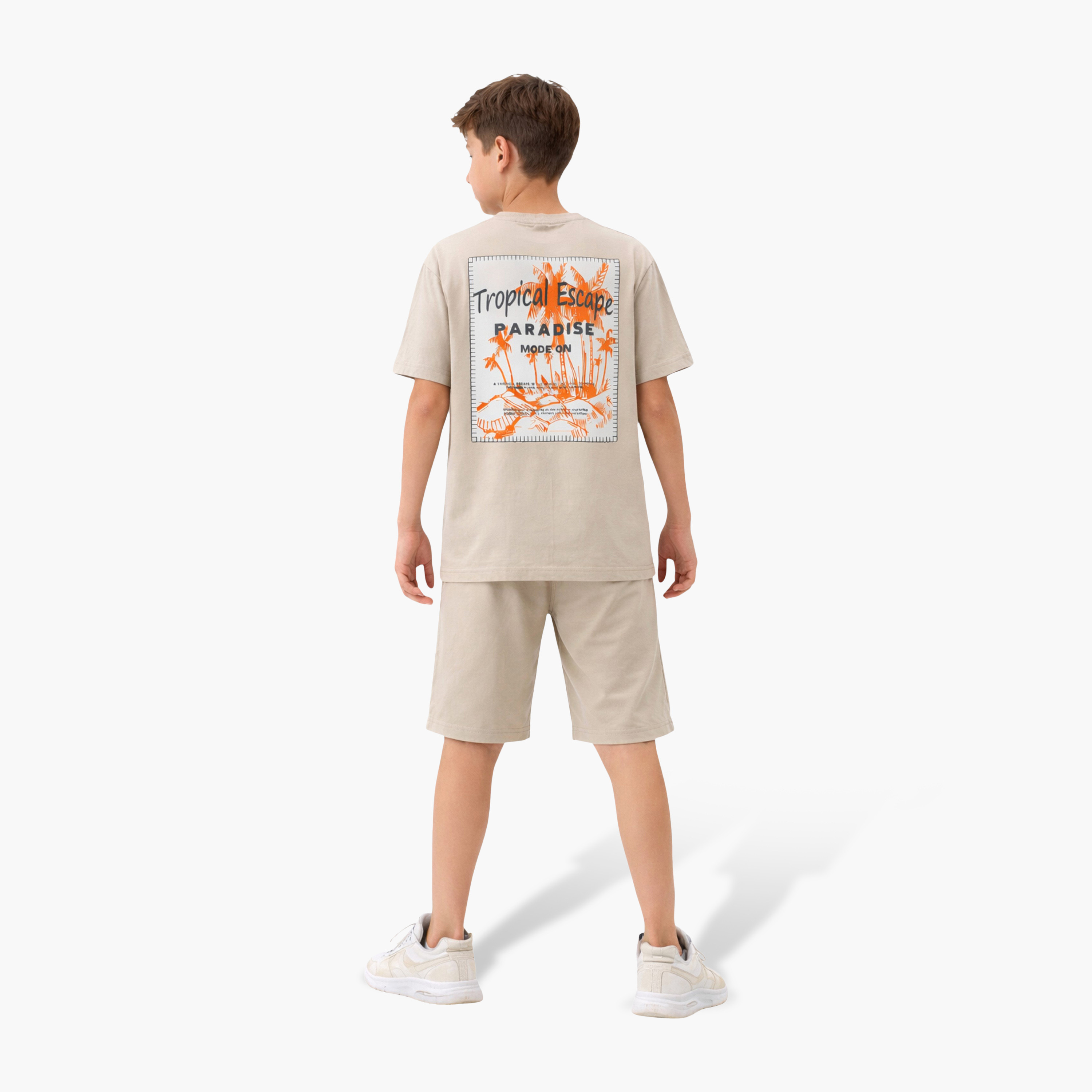 طقم تي شيرت بقصة مريحة وطبعة "Tropical Escape" مع شورت من فيكتور آند جين-boys-clothing-setsandcoords-image-2
