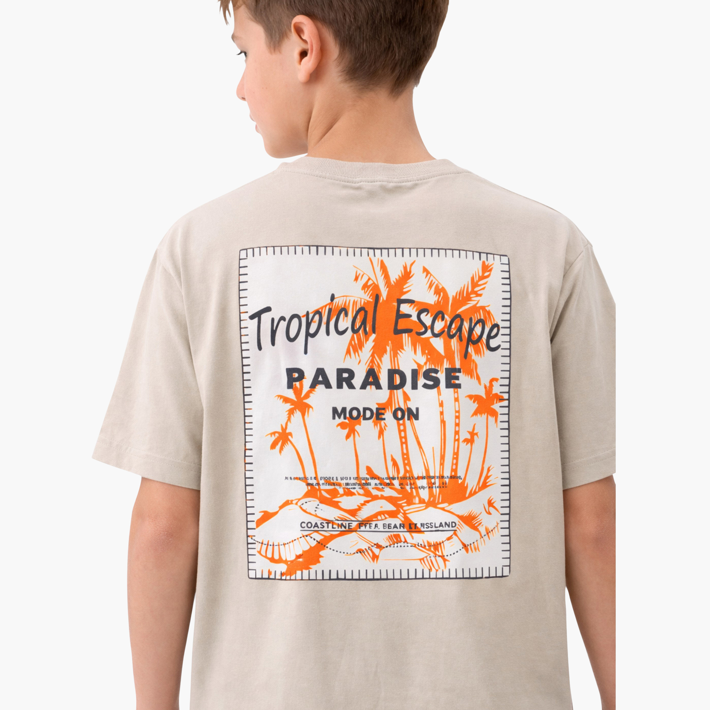 طقم تي شيرت بقصة مريحة وطبعة "Tropical Escape" مع شورت من فيكتور آند جين-boys-clothing-setsandcoords-image-3