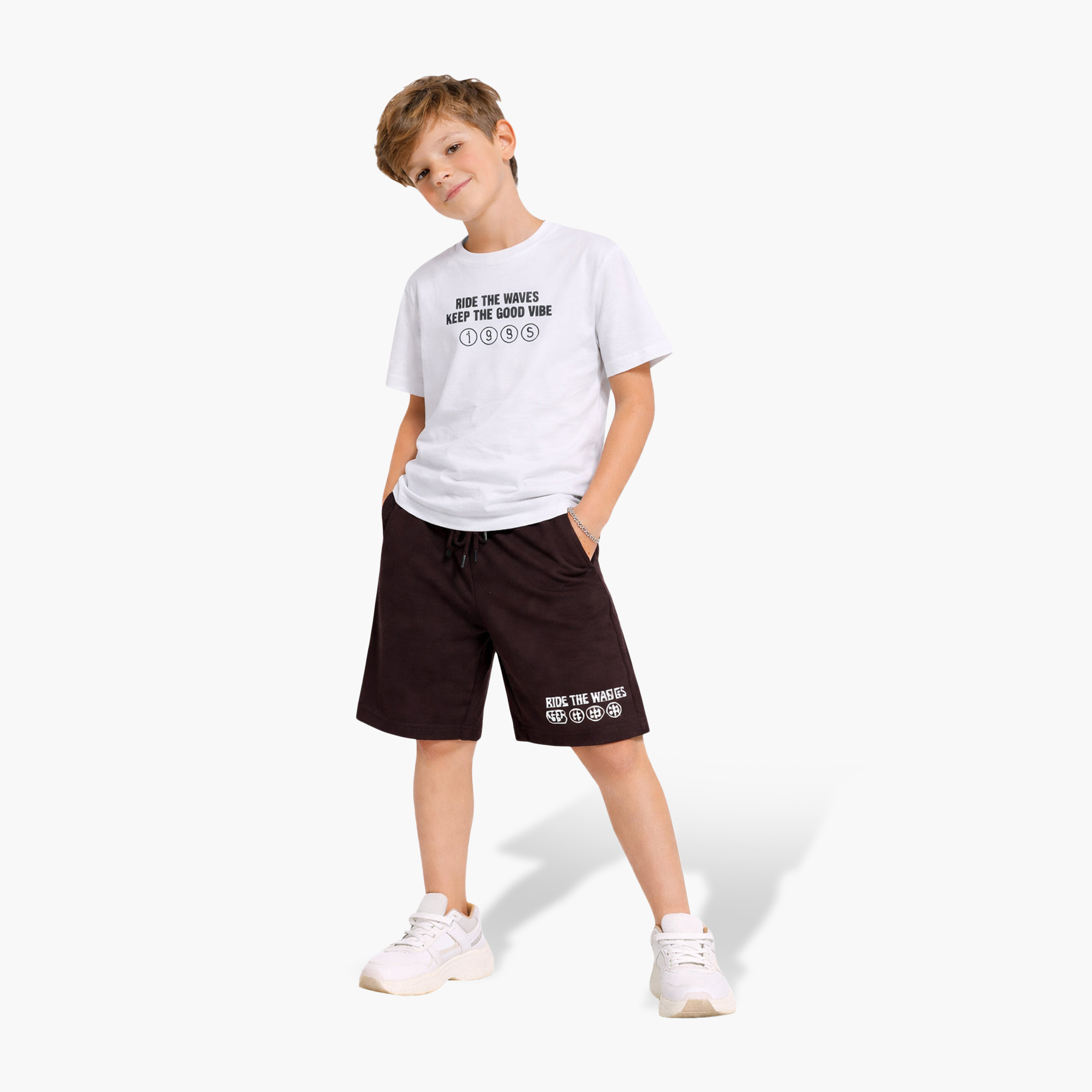 طقم تي شيرت بقصة مريحة وطبعة "Ride the Waves" مع شورت من فيكتور آند جين-boys-clothing-setsandcoords-image-1