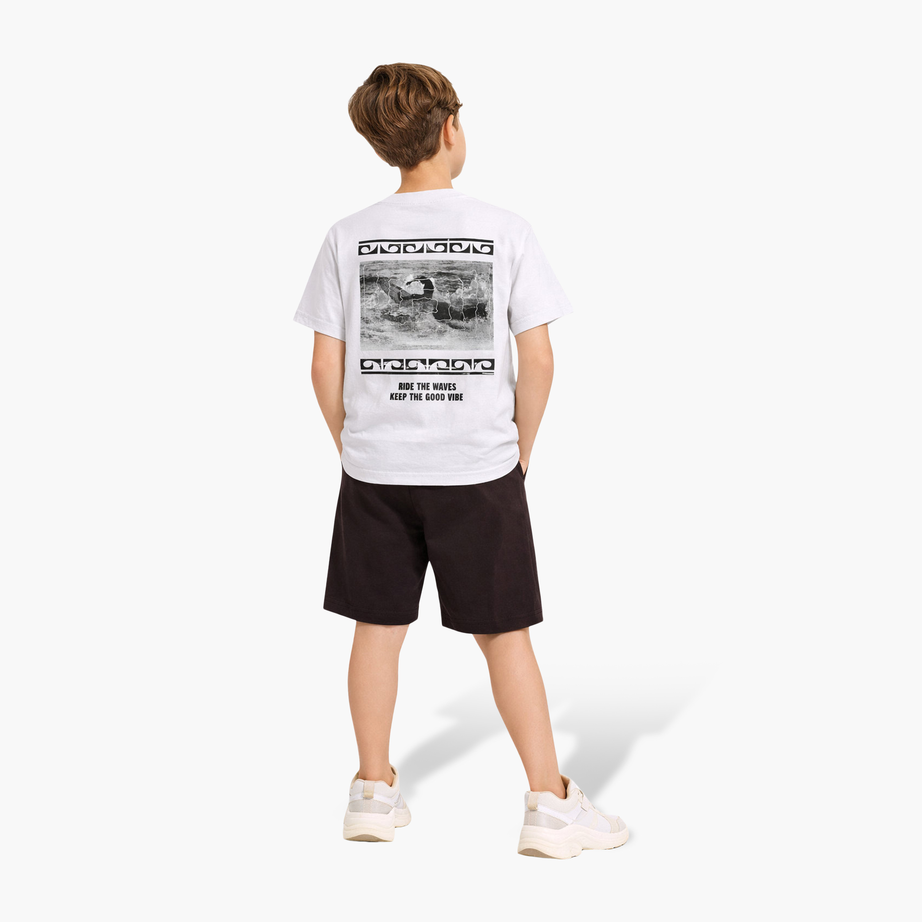 طقم تي شيرت بقصة مريحة وطبعة "Ride the Waves" مع شورت من فيكتور آند جين-boys-clothing-setsandcoords-image-2