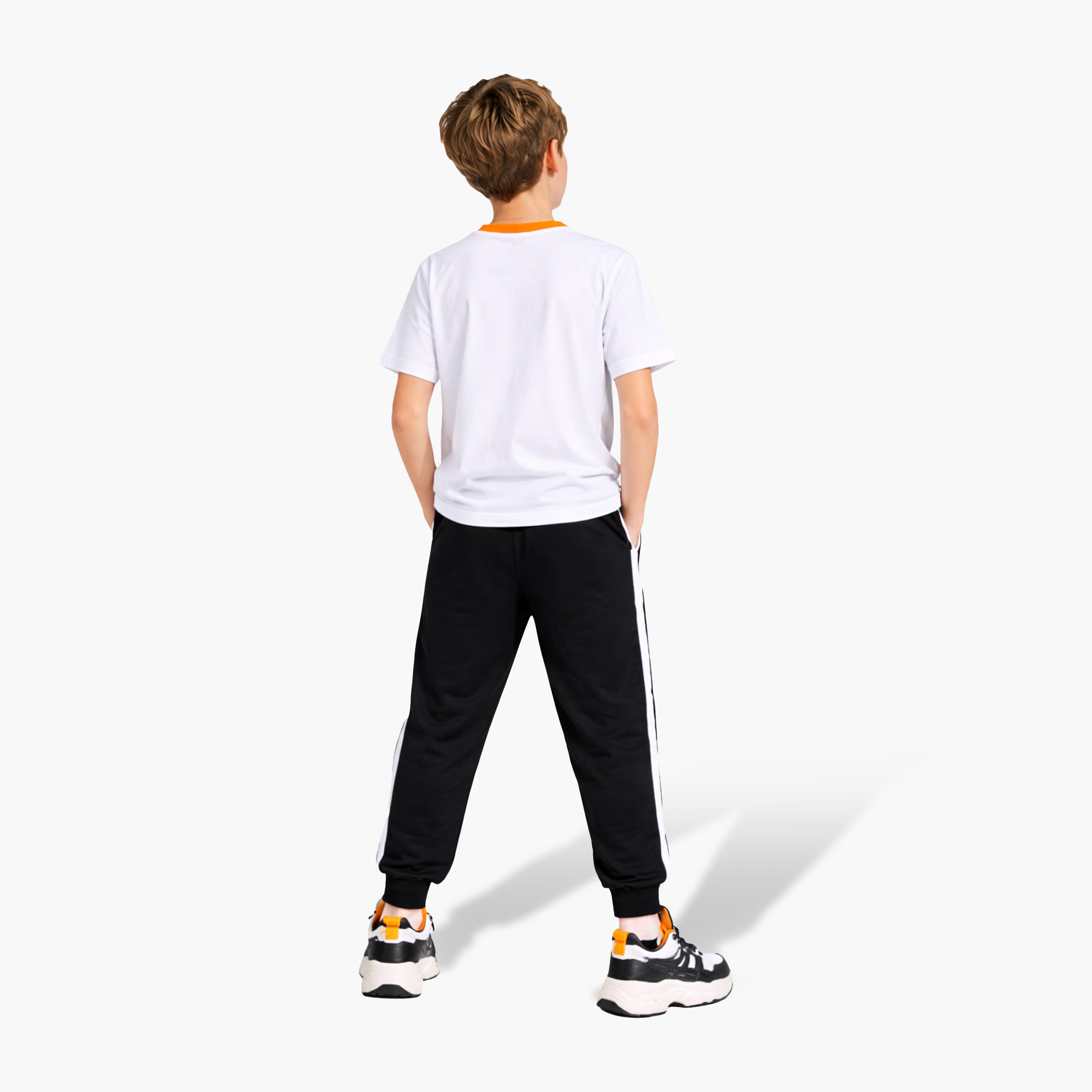 طقم تي شيرت بطبعة كرة سلة وبنطلون رياضي (جوغر) أسود من فيكتور آند جين-boys-clothing-setsandcoords-image-2